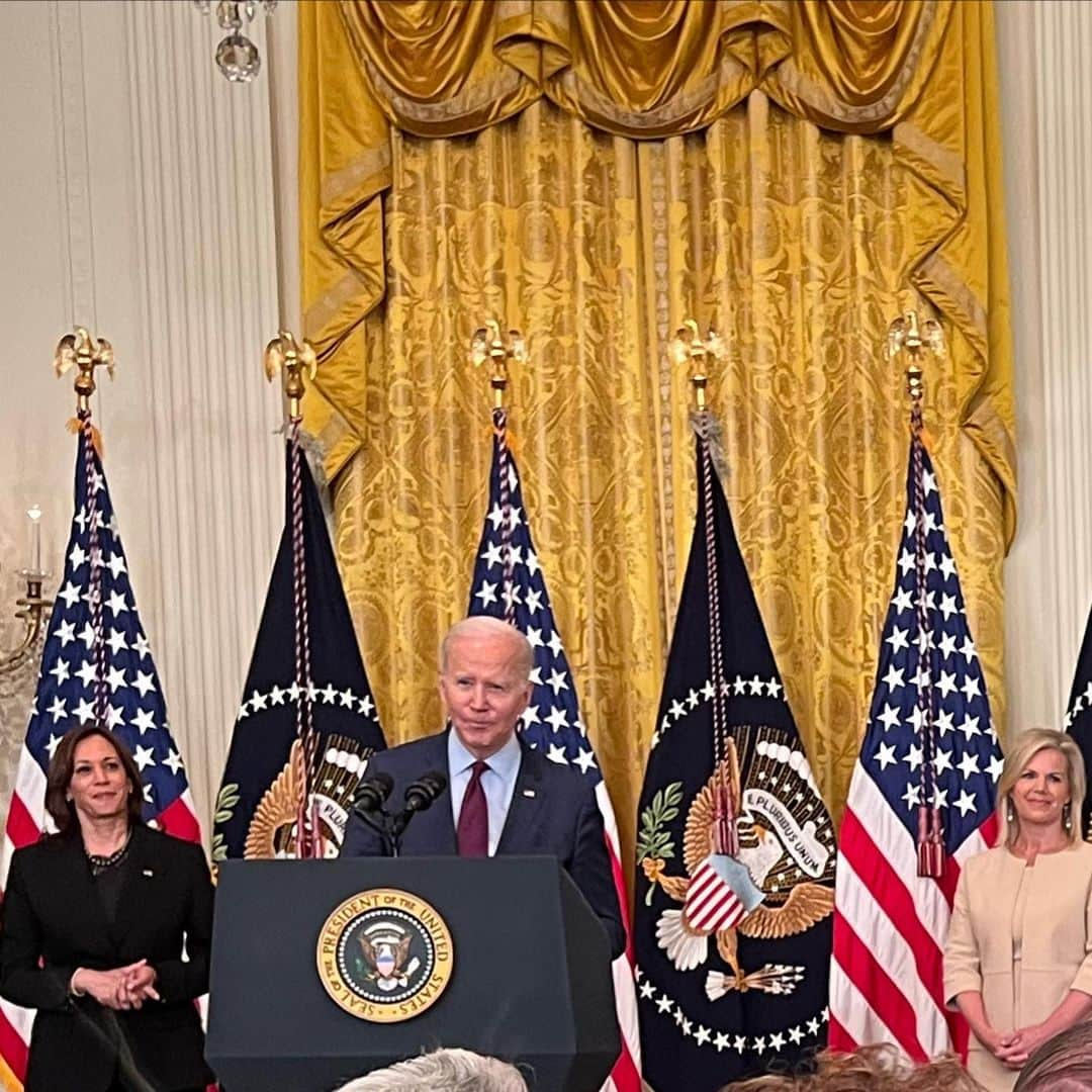 エリザ・ドゥシュクさんのインスタグラム写真 - (エリザ・ドゥシュクInstagram)「We were invited to @WhiteHouse by @POTUS last week to attend the signing of the “Ending Forced Arbitration for Sexual Harassment & Sexual Assault Bill” into LAW.   This new law will protect women & men from being bound by oppressive, unfair, secretive clauses in their employment contracts, clauses that protect abusers/harassers before they commit their shi**y acts. This has been the standard practice in the entertainment industry & MANY others for too long. This new law is being described as one of the most important labor/employment laws of the last 100 years.   For me, this was closure & a new beginning. Unexpected, surreal, humbling, validating, one of the most meaningful roles in my life/story.  You never know what the universe might present. When pain becomes a propellor to help others, when there was an opening to play a small part in something so much bigger than me, I’m feeling a modicum of real satisfaction & some true peace.  President Biden & VP Kamala Harris spoke & shared genuinely in a highly personal manner with me & the other brave women in attendance. We had been subpoenaed & came to testify before the Judiciary Committee of the U.S. Congress last November — which led to the bill’s passage in the Senate, then to the President’s desk for signature on Thursday. POTUS & VP could not have been more real, present, & gracious.  Congresswoman @CheriBustos & her colleagues in the House & Senate from both sides of the aisle, a huge heartfelt THANK YOU for your leadership & courage. You improve lives w/ this legislation.  Big ups to @GretchenCarlson who has been steadfast in pushing this bill towards its bipartisan victory.  Ever grateful to my team, Barbara Robb, Neil J, Peter P, my rock- you rock.  There’s more to be done. As our VP shared in her opening remarks, next up must be broader “forced arbitration” repeals to protect the rights of American workers in the context of wage theft, racial discrimination, & unfair labor practices. This is not partisan; as she said, it’s about right versus wrong. It’s good for all workers & for employers too.   Thanks, from the bottom of my ♥️ to my family, peeps, & fans for your enduring support.   Keep the faith 🙏」3月9日 22時47分 - elizadushku