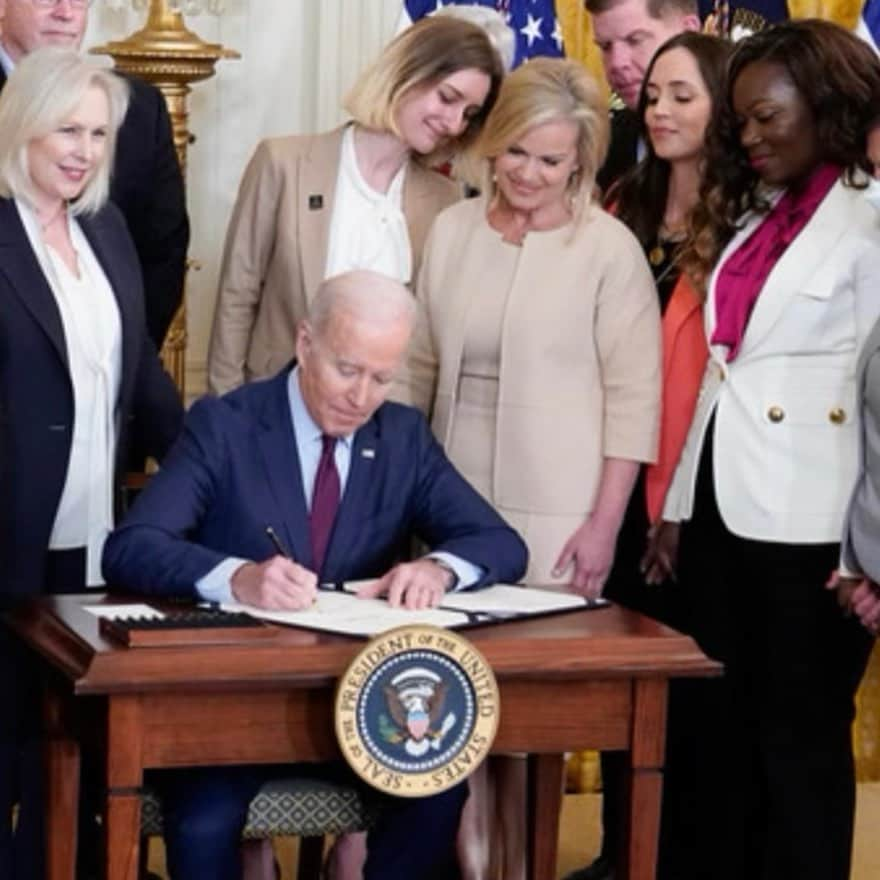 エリザ・ドゥシュクさんのインスタグラム写真 - (エリザ・ドゥシュクInstagram)「We were invited to @WhiteHouse by @POTUS last week to attend the signing of the “Ending Forced Arbitration for Sexual Harassment & Sexual Assault Bill” into LAW.   This new law will protect women & men from being bound by oppressive, unfair, secretive clauses in their employment contracts, clauses that protect abusers/harassers before they commit their shi**y acts. This has been the standard practice in the entertainment industry & MANY others for too long. This new law is being described as one of the most important labor/employment laws of the last 100 years.   For me, this was closure & a new beginning. Unexpected, surreal, humbling, validating, one of the most meaningful roles in my life/story.  You never know what the universe might present. When pain becomes a propellor to help others, when there was an opening to play a small part in something so much bigger than me, I’m feeling a modicum of real satisfaction & some true peace.  President Biden & VP Kamala Harris spoke & shared genuinely in a highly personal manner with me & the other brave women in attendance. We had been subpoenaed & came to testify before the Judiciary Committee of the U.S. Congress last November — which led to the bill’s passage in the Senate, then to the President’s desk for signature on Thursday. POTUS & VP could not have been more real, present, & gracious.  Congresswoman @CheriBustos & her colleagues in the House & Senate from both sides of the aisle, a huge heartfelt THANK YOU for your leadership & courage. You improve lives w/ this legislation.  Big ups to @GretchenCarlson who has been steadfast in pushing this bill towards its bipartisan victory.  Ever grateful to my team, Barbara Robb, Neil J, Peter P, my rock- you rock.  There’s more to be done. As our VP shared in her opening remarks, next up must be broader “forced arbitration” repeals to protect the rights of American workers in the context of wage theft, racial discrimination, & unfair labor practices. This is not partisan; as she said, it’s about right versus wrong. It’s good for all workers & for employers too.   Thanks, from the bottom of my ♥️ to my family, peeps, & fans for your enduring support.   Keep the faith 🙏」3月9日 22時47分 - elizadushku