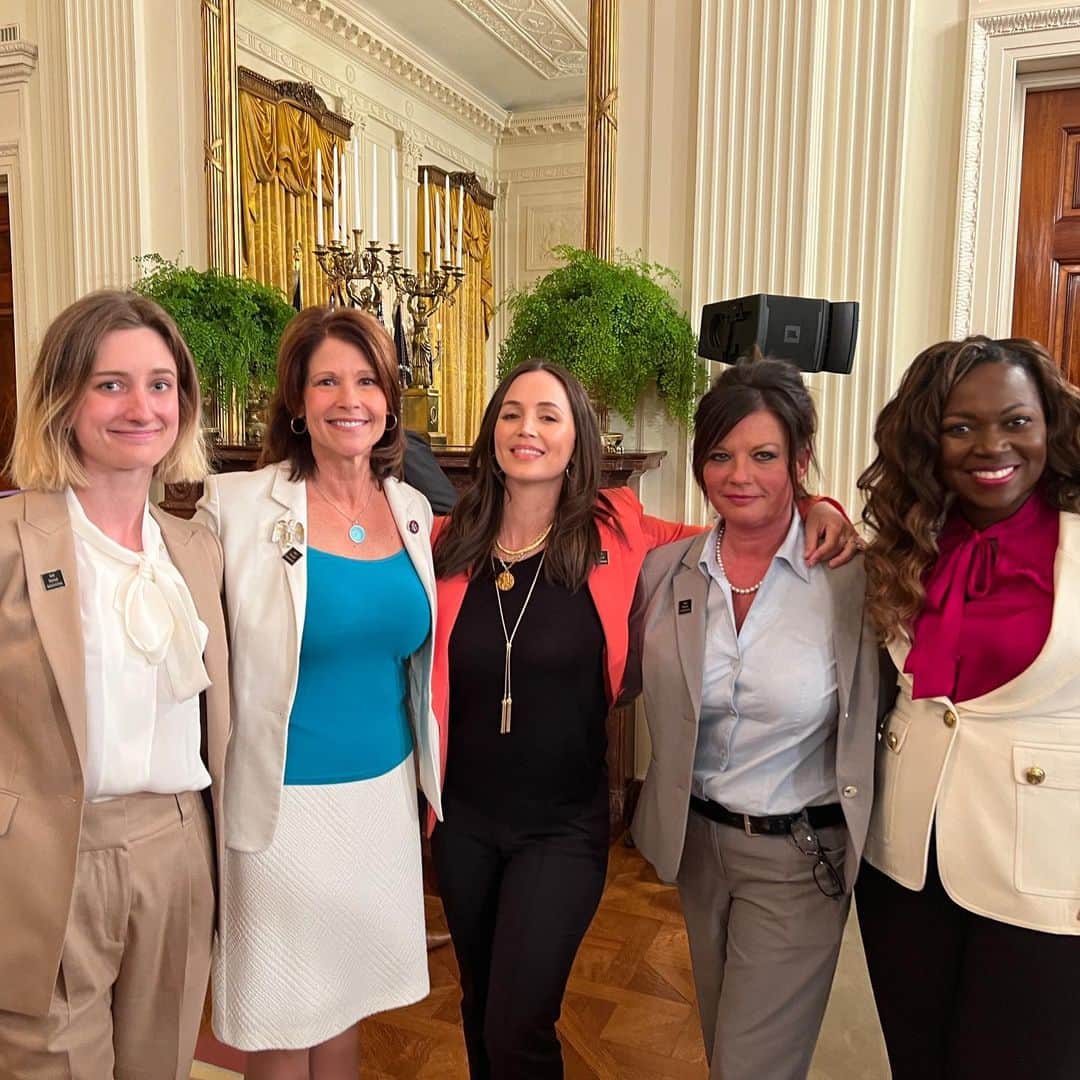 エリザ・ドゥシュクのインスタグラム：「We were invited to @WhiteHouse by @POTUS last week to attend the signing of the “Ending Forced Arbitration for Sexual Harassment & Sexual Assault Bill” into LAW.   This new law will protect women & men from being bound by oppressive, unfair, secretive clauses in their employment contracts, clauses that protect abusers/harassers before they commit their shi**y acts. This has been the standard practice in the entertainment industry & MANY others for too long. This new law is being described as one of the most important labor/employment laws of the last 100 years.   For me, this was closure & a new beginning. Unexpected, surreal, humbling, validating, one of the most meaningful roles in my life/story.  You never know what the universe might present. When pain becomes a propellor to help others, when there was an opening to play a small part in something so much bigger than me, I’m feeling a modicum of real satisfaction & some true peace.  President Biden & VP Kamala Harris spoke & shared genuinely in a highly personal manner with me & the other brave women in attendance. We had been subpoenaed & came to testify before the Judiciary Committee of the U.S. Congress last November — which led to the bill’s passage in the Senate, then to the President’s desk for signature on Thursday. POTUS & VP could not have been more real, present, & gracious.  Congresswoman @CheriBustos & her colleagues in the House & Senate from both sides of the aisle, a huge heartfelt THANK YOU for your leadership & courage. You improve lives w/ this legislation.  Big ups to @GretchenCarlson who has been steadfast in pushing this bill towards its bipartisan victory.  Ever grateful to my team, Barbara Robb, Neil J, Peter P, my rock- you rock.  There’s more to be done. As our VP shared in her opening remarks, next up must be broader “forced arbitration” repeals to protect the rights of American workers in the context of wage theft, racial discrimination, & unfair labor practices. This is not partisan; as she said, it’s about right versus wrong. It’s good for all workers & for employers too.   Thanks, from the bottom of my ♥️ to my family, peeps, & fans for your enduring support.   Keep the faith 🙏」