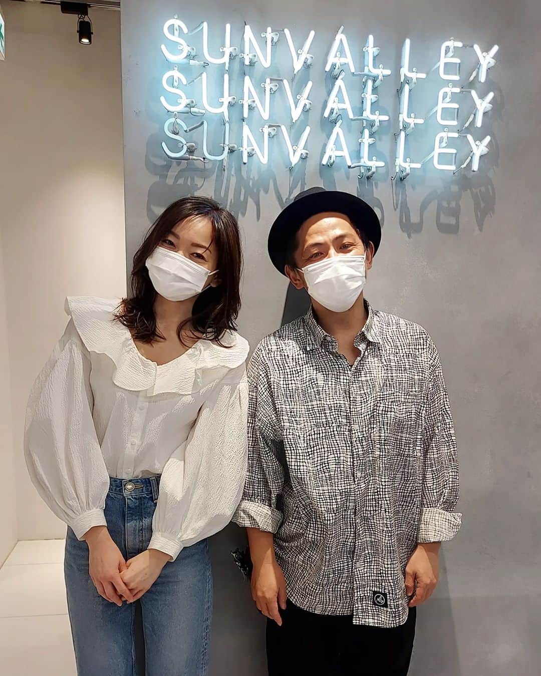 のインスタグラム：「SUNVALLEYでカラー&トリートメント✂️✨  @_sunvalley_  @shibuken_sunvalley  今回は、髪も伸びてきたので、動きがでるようにハイライトをいれたよ～😊💕  めっちゃいい❤  しぶけん、ありがとー🙌  髪の仕上がり撮ってもらったら、自撮り写真も入ってたわ🤣🤣🤣  #sunvalley #サンバレー #渋谷謙太郎 #omotesando #美容室 #カラー #ヘアカラー #ヘアカット #ハイライト #トリートメント #ママ #ママモデル #モデル #mama #mamamodel #model」