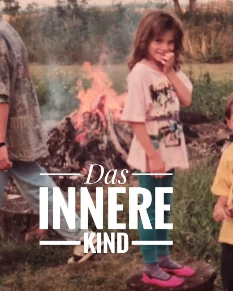 のインスタグラム：「❤ Selbstliebe/Selbstwertgefühl/Selbstvertrauen ❤   > Dafür sind unsere Kindheit und unser heute noch inneres Kind enorm wichtig. Durch Liebe & Aufmerksamkeit kommt es mehr ins Urvertrauen & somit ins Selbstvertrauen, denn dieses bildet sich ja vor allem in der Kindheit. Dieses Vertrauen in die Welt und einen selbst ist meist durch frühkindliche Erfahrungen gestört > das müssen nicht immer krasse Vorkommnisse sein, sondern es reichen einzelne Sätze, die uns geprägt haben. Das kann zB ein Vergleich mit Geschwistern sein "Warum schafft dein Bruder/deine Schwester es immer gute Noten mit nach Hause zu bringen und du nicht? Das kann doch nicht so schwer sein". Eine Zeit, die mich geprägt hat, waren zB die Jahre, die ich als Kind wegen meiner Skoliose (Wirbelsäulenverkrümmung) im Korsett verbracht habe.  Das auf dem Bild bin übrigens ich 😊 und die kleine Joyce in mir liebt es immer noch die Welt zu entdecken. Wie damals. Daher befasse ich mich auch mit so vielen Themen. Schaut die Texte in der Bilderreihe mal durch & schreibt eure Erfahrungen in die Kommentare, wenn ihr mögt.  #Kindheit #Selbstliebe #Vertrauen #Mindset」