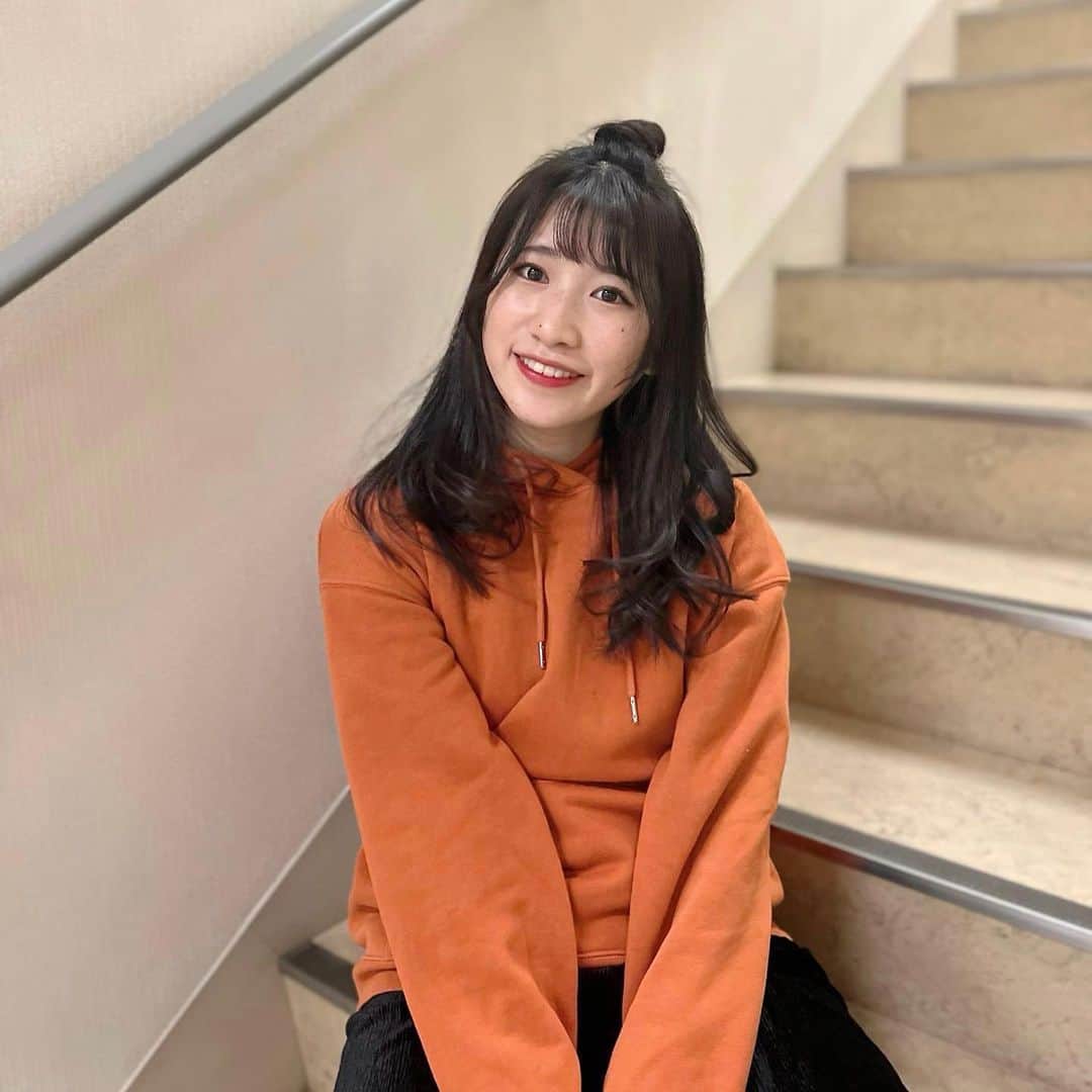 加藤一華のインスタグラム：「. おだんごパーカー🍡  #パーカー女子 #お団子ヘア  #ハーフアップお団子  #スニーカー女子  #阿修羅ちゃんの後 #ツノ生えてます #小鬼がおる #あんたわかっちゃいない #🍡 #ootd #低身長コーデ」