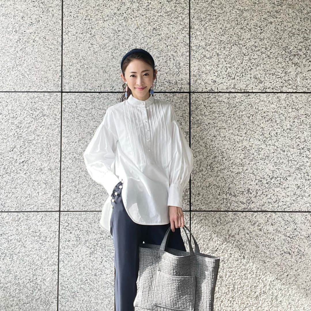 のインスタグラム：「- 今日もあっという間に１日が終わった🙄  coordinate blouse #tsurubymarikooikawa  pants #fleur_clothes bag #fleur_bag  A4ファイルの書類が入るので打ち合わせの時に便利なバッグ✏️  発売中です @fleuraccesories」