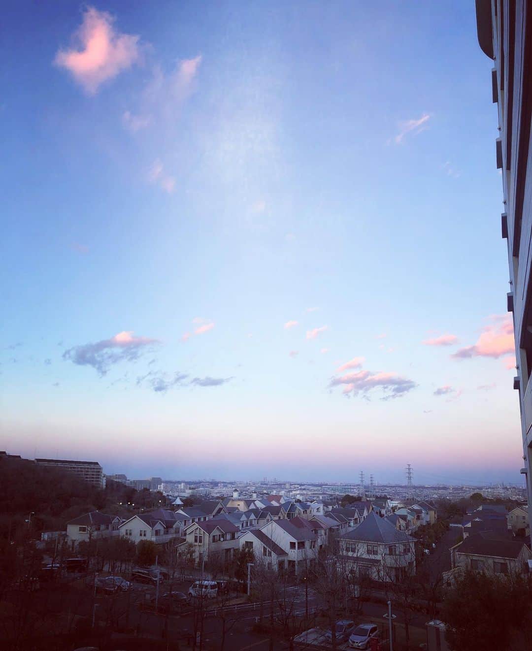 小泉麻耶さんのインスタグラム写真 - (小泉麻耶Instagram)「空は永遠に繋がっているのにどうして大地を奪おうとするの。 不足感からはなにも生まない。 豊かさを感じたら愛が生まれるよ。 必ず希望はあるから、信じることをやめないで #stopwar」3月9日 23時54分 - mayakoizumi