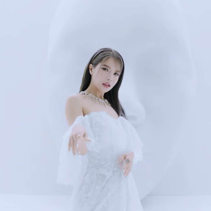 ソラのインスタグラム：「[#솔라]  [TEASER] 솔라 (Solar)  - 꿀 (HONEY) 1  🎶 youtu.be/P2orTDppx6s   2022.03.16 6PM (KST) RELEASE✔  #Solar #容 #FACE #꿀 #HONEY」