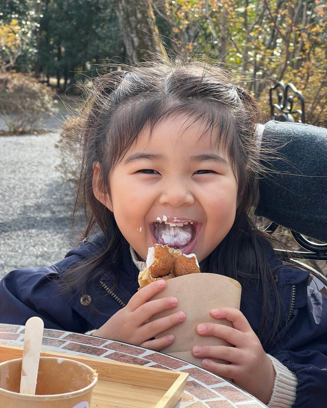 クロさんのインスタグラム写真 - (クロInstagram)「美味しそうに食べる姿、ずっと見てられる…🥺🥺🥺  ずっと食べさせたい 餌付けしたい…😩😩😩  いつかのあたいたち👩🏽♡👧🏽  時間と心に余裕があったので、ダイニングでさっちゃんの好きな絵本「えんとつ町のプペル」読んでます。 かなり長いし、どうしても声色を変えたり、感情を入れて読みたくなるので、かなり私の気合が必要な1冊🗣 この日は布団の上ではなく良い姿勢で気合を入れるべく、ダイニングプペルしました笑 2枚目はルビッチのお父さんの癖の真似をしてもらいました🌛🌛🌛 きゃわわね💕  #モグスタグラム #バブルワッフル #清水公園 #カフェるぴなす #3歳 #3歳コーデ #3歳7ヶ月 #うちのかわい子ちゃん #毎日がスペシャル #キッズコーデ #smiling #可愛い #ありがとう #ファッション #大好き #tokyo #コーデ #女の子ママ #ママリ#コドモノ #子どもの日常をもっと、写真に #mamagirl #ママカメラ #おやこーで #リンクコーデ #cordinate #親バカ部 #あいのり #ちびクロコーデ #ちびクロdiary」3月10日 10時12分 - kuro_risa