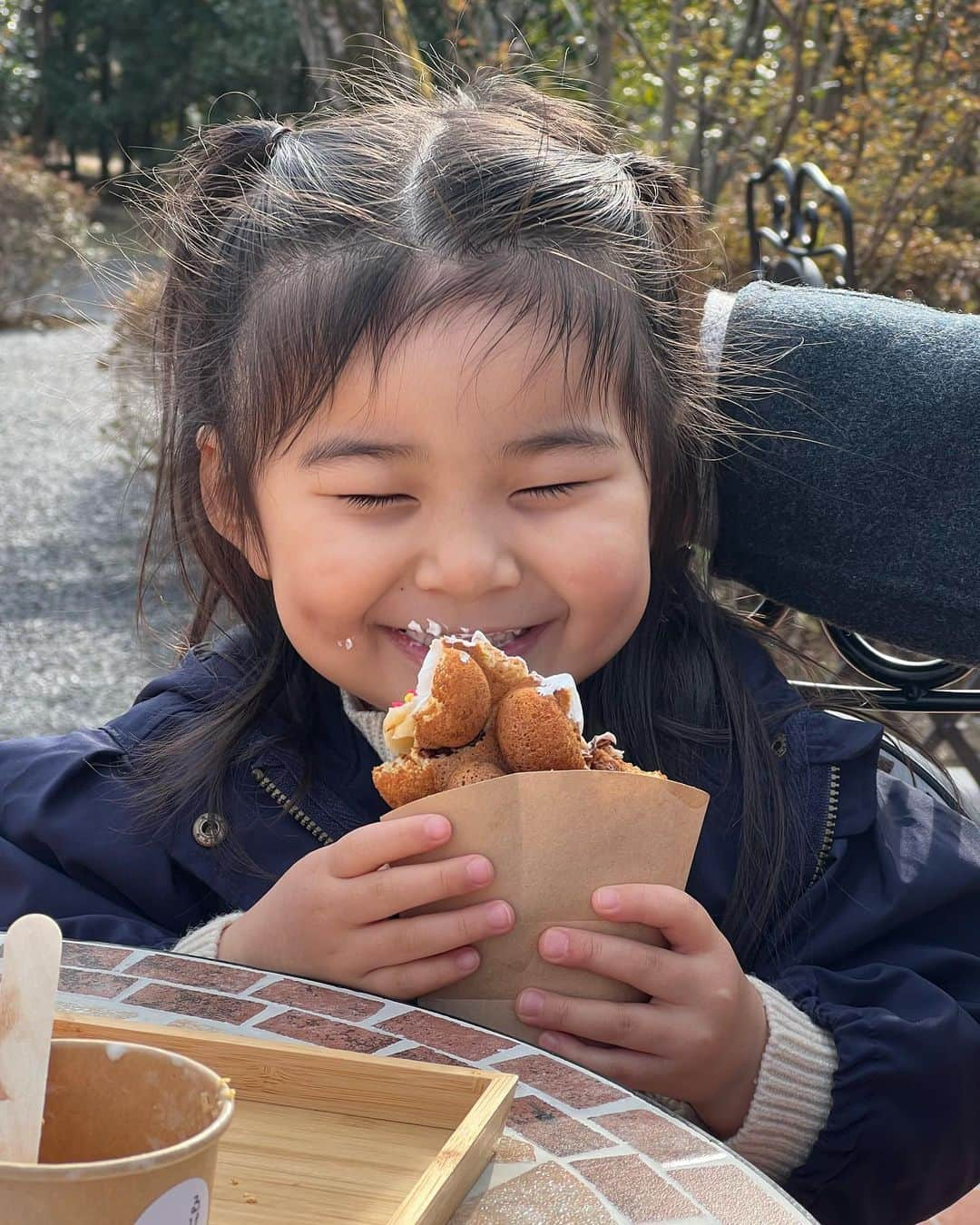 クロさんのインスタグラム写真 - (クロInstagram)「美味しそうに食べる姿、ずっと見てられる…🥺🥺🥺  ずっと食べさせたい 餌付けしたい…😩😩😩  いつかのあたいたち👩🏽♡👧🏽  時間と心に余裕があったので、ダイニングでさっちゃんの好きな絵本「えんとつ町のプペル」読んでます。 かなり長いし、どうしても声色を変えたり、感情を入れて読みたくなるので、かなり私の気合が必要な1冊🗣 この日は布団の上ではなく良い姿勢で気合を入れるべく、ダイニングプペルしました笑 2枚目はルビッチのお父さんの癖の真似をしてもらいました🌛🌛🌛 きゃわわね💕  #モグスタグラム #バブルワッフル #清水公園 #カフェるぴなす #3歳 #3歳コーデ #3歳7ヶ月 #うちのかわい子ちゃん #毎日がスペシャル #キッズコーデ #smiling #可愛い #ありがとう #ファッション #大好き #tokyo #コーデ #女の子ママ #ママリ#コドモノ #子どもの日常をもっと、写真に #mamagirl #ママカメラ #おやこーで #リンクコーデ #cordinate #親バカ部 #あいのり #ちびクロコーデ #ちびクロdiary」3月10日 10時12分 - kuro_risa