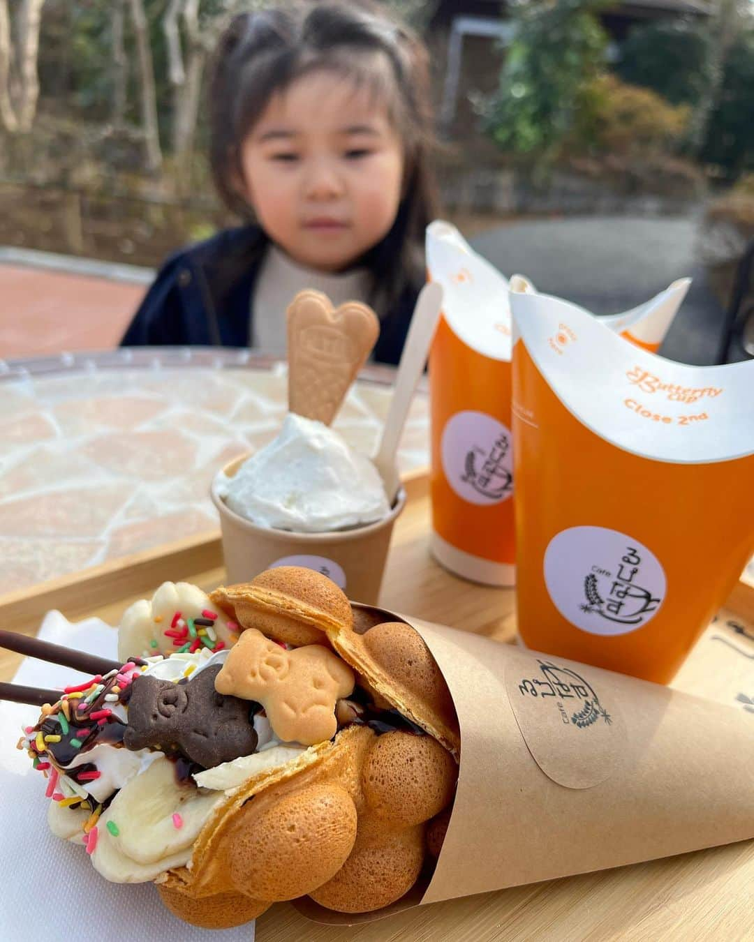 クロさんのインスタグラム写真 - (クロInstagram)「美味しそうに食べる姿、ずっと見てられる…🥺🥺🥺  ずっと食べさせたい 餌付けしたい…😩😩😩  いつかのあたいたち👩🏽♡👧🏽  時間と心に余裕があったので、ダイニングでさっちゃんの好きな絵本「えんとつ町のプペル」読んでます。 かなり長いし、どうしても声色を変えたり、感情を入れて読みたくなるので、かなり私の気合が必要な1冊🗣 この日は布団の上ではなく良い姿勢で気合を入れるべく、ダイニングプペルしました笑 2枚目はルビッチのお父さんの癖の真似をしてもらいました🌛🌛🌛 きゃわわね💕  #モグスタグラム #バブルワッフル #清水公園 #カフェるぴなす #3歳 #3歳コーデ #3歳7ヶ月 #うちのかわい子ちゃん #毎日がスペシャル #キッズコーデ #smiling #可愛い #ありがとう #ファッション #大好き #tokyo #コーデ #女の子ママ #ママリ#コドモノ #子どもの日常をもっと、写真に #mamagirl #ママカメラ #おやこーで #リンクコーデ #cordinate #親バカ部 #あいのり #ちびクロコーデ #ちびクロdiary」3月10日 10時12分 - kuro_risa