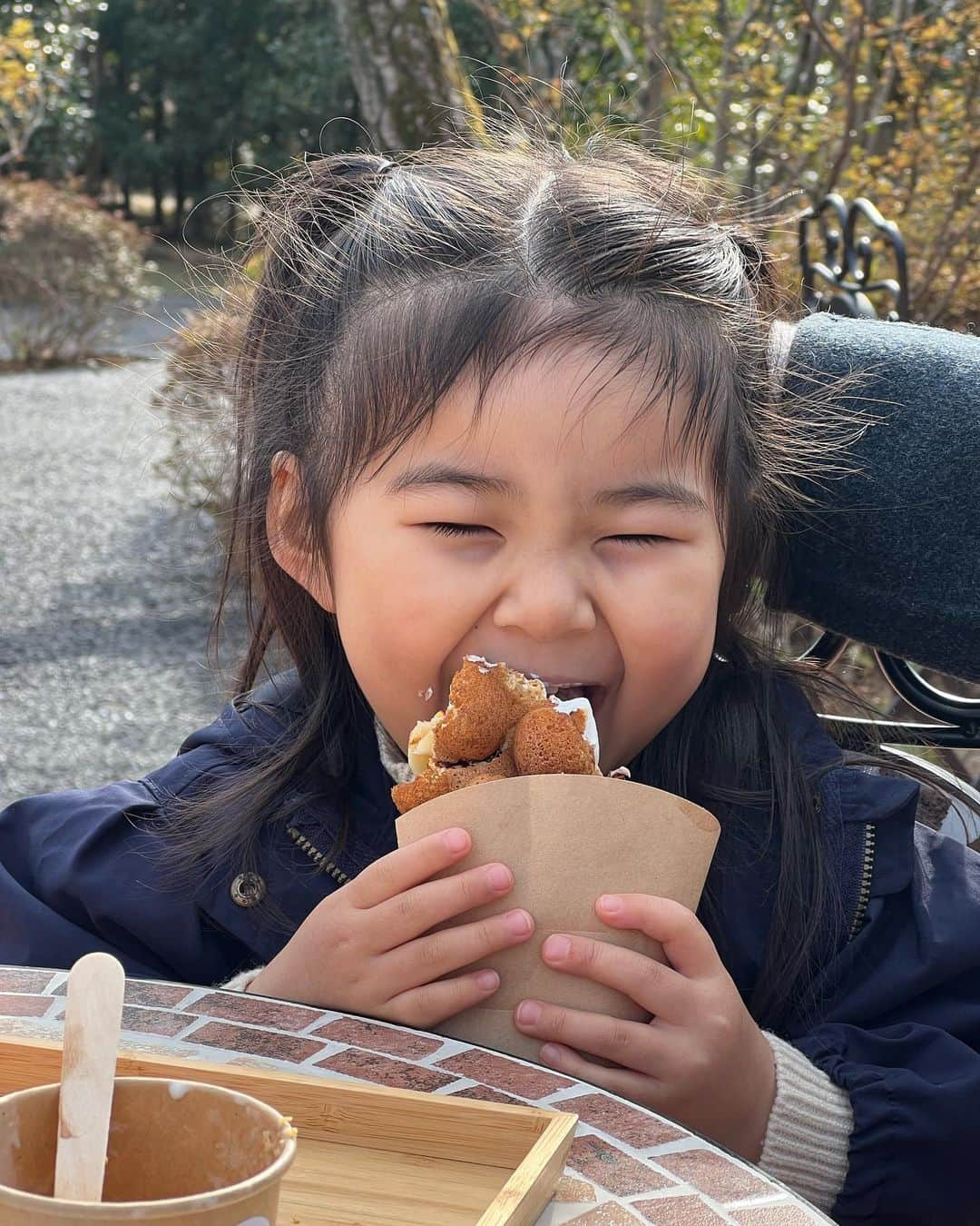 クロさんのインスタグラム写真 - (クロInstagram)「美味しそうに食べる姿、ずっと見てられる…🥺🥺🥺  ずっと食べさせたい 餌付けしたい…😩😩😩  いつかのあたいたち👩🏽♡👧🏽  時間と心に余裕があったので、ダイニングでさっちゃんの好きな絵本「えんとつ町のプペル」読んでます。 かなり長いし、どうしても声色を変えたり、感情を入れて読みたくなるので、かなり私の気合が必要な1冊🗣 この日は布団の上ではなく良い姿勢で気合を入れるべく、ダイニングプペルしました笑 2枚目はルビッチのお父さんの癖の真似をしてもらいました🌛🌛🌛 きゃわわね💕  #モグスタグラム #バブルワッフル #清水公園 #カフェるぴなす #3歳 #3歳コーデ #3歳7ヶ月 #うちのかわい子ちゃん #毎日がスペシャル #キッズコーデ #smiling #可愛い #ありがとう #ファッション #大好き #tokyo #コーデ #女の子ママ #ママリ#コドモノ #子どもの日常をもっと、写真に #mamagirl #ママカメラ #おやこーで #リンクコーデ #cordinate #親バカ部 #あいのり #ちびクロコーデ #ちびクロdiary」3月10日 10時12分 - kuro_risa