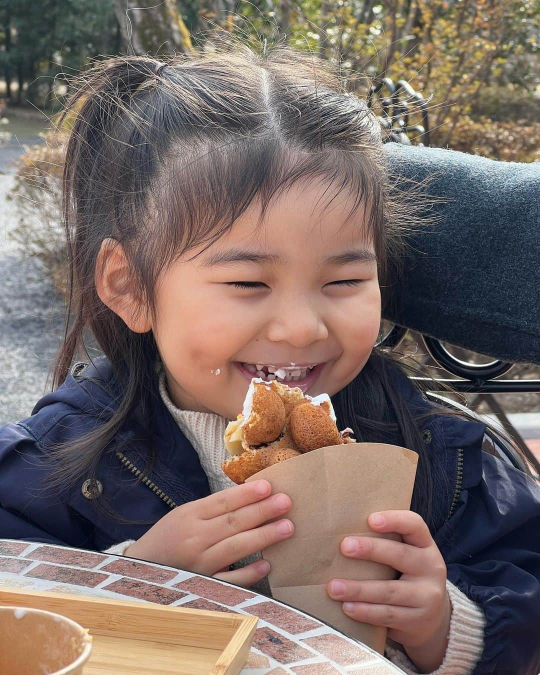 クロさんのインスタグラム写真 - (クロInstagram)「美味しそうに食べる姿、ずっと見てられる…🥺🥺🥺  ずっと食べさせたい 餌付けしたい…😩😩😩  いつかのあたいたち👩🏽♡👧🏽  時間と心に余裕があったので、ダイニングでさっちゃんの好きな絵本「えんとつ町のプペル」読んでます。 かなり長いし、どうしても声色を変えたり、感情を入れて読みたくなるので、かなり私の気合が必要な1冊🗣 この日は布団の上ではなく良い姿勢で気合を入れるべく、ダイニングプペルしました笑 2枚目はルビッチのお父さんの癖の真似をしてもらいました🌛🌛🌛 きゃわわね💕  #モグスタグラム #バブルワッフル #清水公園 #カフェるぴなす #3歳 #3歳コーデ #3歳7ヶ月 #うちのかわい子ちゃん #毎日がスペシャル #キッズコーデ #smiling #可愛い #ありがとう #ファッション #大好き #tokyo #コーデ #女の子ママ #ママリ#コドモノ #子どもの日常をもっと、写真に #mamagirl #ママカメラ #おやこーで #リンクコーデ #cordinate #親バカ部 #あいのり #ちびクロコーデ #ちびクロdiary」3月10日 10時12分 - kuro_risa