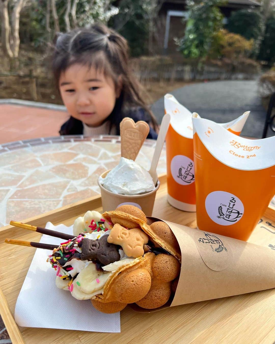 クロさんのインスタグラム写真 - (クロInstagram)「美味しそうに食べる姿、ずっと見てられる…🥺🥺🥺  ずっと食べさせたい 餌付けしたい…😩😩😩  いつかのあたいたち👩🏽♡👧🏽  時間と心に余裕があったので、ダイニングでさっちゃんの好きな絵本「えんとつ町のプペル」読んでます。 かなり長いし、どうしても声色を変えたり、感情を入れて読みたくなるので、かなり私の気合が必要な1冊🗣 この日は布団の上ではなく良い姿勢で気合を入れるべく、ダイニングプペルしました笑 2枚目はルビッチのお父さんの癖の真似をしてもらいました🌛🌛🌛 きゃわわね💕  #モグスタグラム #バブルワッフル #清水公園 #カフェるぴなす #3歳 #3歳コーデ #3歳7ヶ月 #うちのかわい子ちゃん #毎日がスペシャル #キッズコーデ #smiling #可愛い #ありがとう #ファッション #大好き #tokyo #コーデ #女の子ママ #ママリ#コドモノ #子どもの日常をもっと、写真に #mamagirl #ママカメラ #おやこーで #リンクコーデ #cordinate #親バカ部 #あいのり #ちびクロコーデ #ちびクロdiary」3月10日 10時12分 - kuro_risa