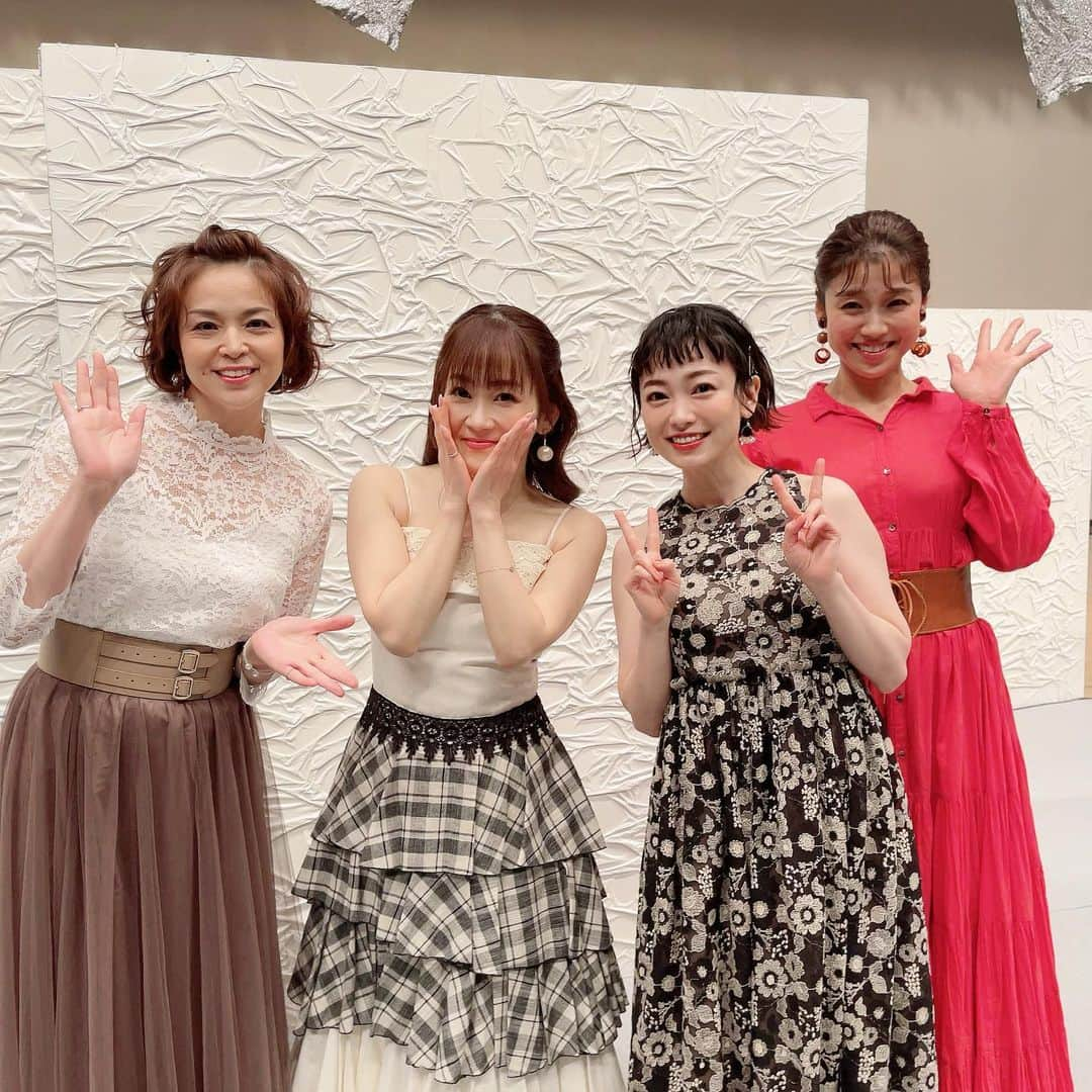 石原詢子さんのインスタグラム写真 - (石原詢子Instagram)「【演歌女子 すごかコンサート in 九州】  飯塚、久留米と２日間 お越しくださった皆様に温かく迎えていただき無事に終わりました！！ 川野夏美さん、永井裕子さん、西田あいさんと・・そして司会の宮本隆治さんと５人で楽しく頑張ってまーす❗  今日は、熊本です!! 今夜も楽しみ！  #演歌女子 #演歌女子コンサート #川野夏美 さん #永井裕子 さん #西田あい さん #宮本隆治 さん #九州ツアー #3日目 #石原詢子 #ただそばにいてくれて #コラボ #詢ちゃんねる」3月10日 10時17分 - junko_ishihara.official