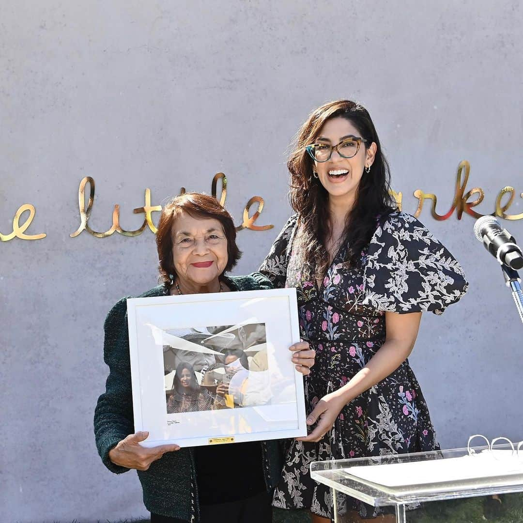 ローレン・コンラッドさんのインスタグラム写真 - (ローレン・コンラッドInstagram)「Yesterday I was lucky enough to spend International Women’s Day with many of of the incredible women who support @thelittlemarket everyday!  At our event we had the absolute honor of presenting Dolores Huerta with The Little Market’s inaugural Changemaker Award.   So much work went into making this such an beautiful event and I am so grateful to our Little Market team and my incredible co-founder @hannahskvarla 🤍  @thelittlemarket is a nonprofit founded by women to empower artisan women around the world. We are dedicated to the economic self-sufficiency of women and other underserved communities locally, nationally, and globally.」3月10日 10時32分 - laurenconrad