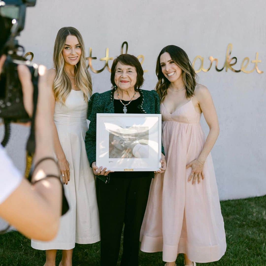 ローレン・コンラッドさんのインスタグラム写真 - (ローレン・コンラッドInstagram)「Yesterday I was lucky enough to spend International Women’s Day with many of of the incredible women who support @thelittlemarket everyday!  At our event we had the absolute honor of presenting Dolores Huerta with The Little Market’s inaugural Changemaker Award.   So much work went into making this such an beautiful event and I am so grateful to our Little Market team and my incredible co-founder @hannahskvarla 🤍  @thelittlemarket is a nonprofit founded by women to empower artisan women around the world. We are dedicated to the economic self-sufficiency of women and other underserved communities locally, nationally, and globally.」3月10日 10時32分 - laurenconrad