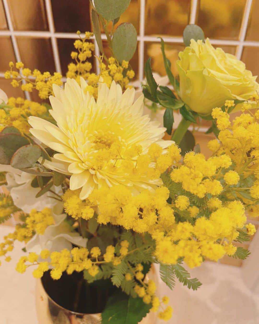 安めぐみさんのインスタグラム写真 - (安めぐみInstagram)「最近の玄関のお花。  #玄関のお花シリーズ  #今日も頑張りましょう☺️✨」3月10日 10時37分 - yasu_megumi_official