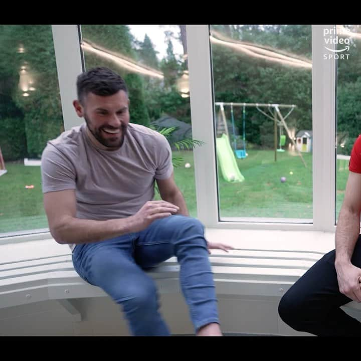 ベン・フォスターのインスタグラム：「Me and @Emi_Martinez26 chatting about life as a GK 🧤and his dance moves at Old Trafford!   😅🇦🇷 Watch the full interview on @PrimeVideoSport YouTube channel now & watch Leeds v Villa on Prime Video tomorrow night!」