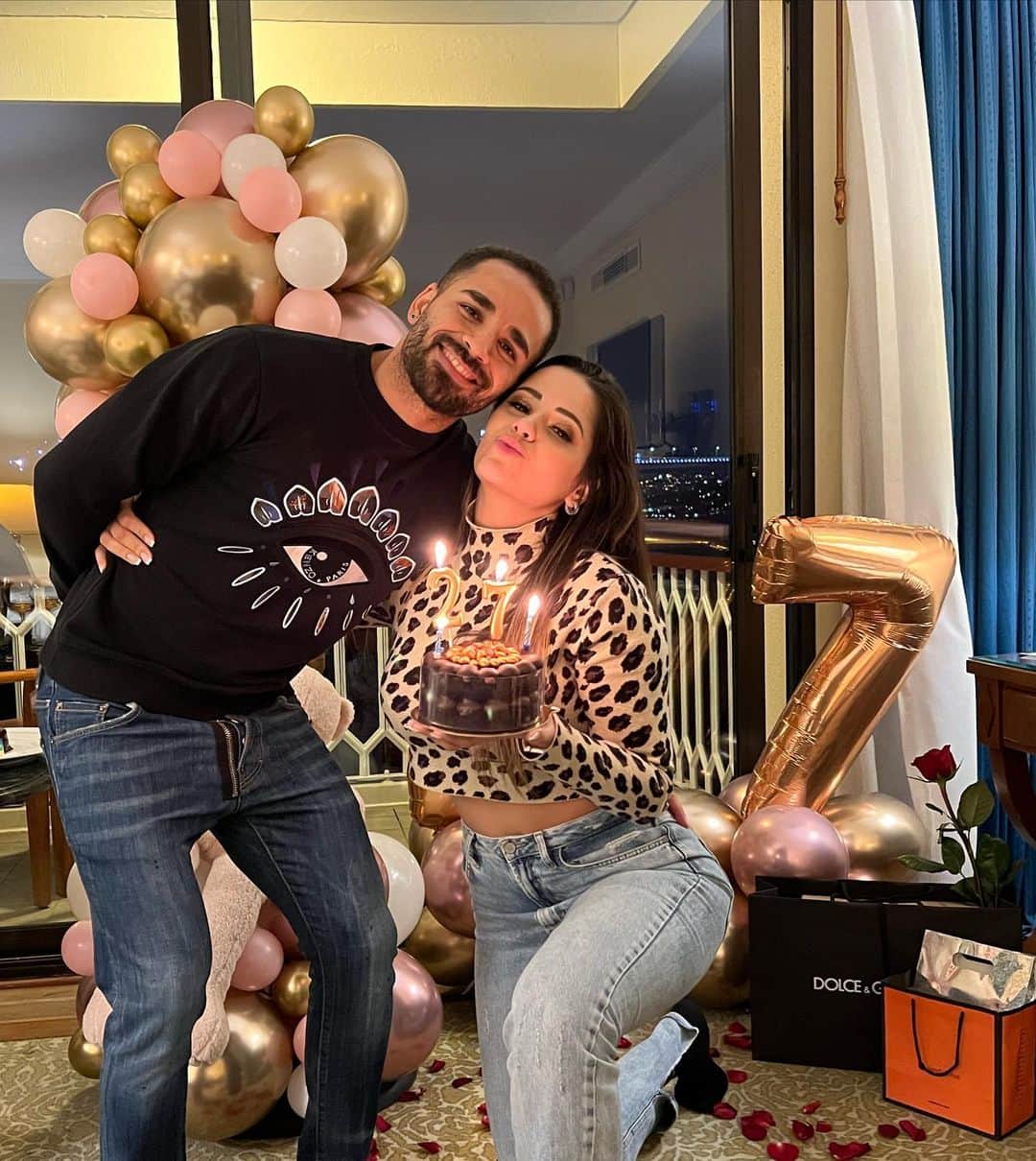 ドグラス・サントスのインスタグラム：「Há alguns anos esse dia ganhou um novo significado para mim, se tornou uma data extremamente importante, afinal é o dia da minha princesa linda. Feliz aniversário, minha esposa, que esse novo ano te traga muitas coisas boas. A sua felicidade é a minha, assim como suas lágrimas também são. Que possamos comemorar essa data por muitos e muitos anos 🙏🏻 enfrentando todos os momentos. Peço a Deus que nesse novo ano você evolua e venha conquistar todos teus objetivos. Disfrute muito muito do seu dia te amo.❤️ Parabéns, meu amor!  #happybirthday #2.7」