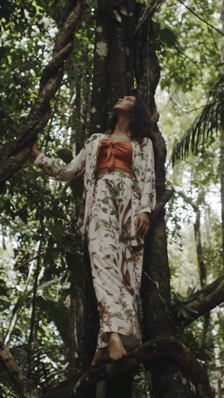 のインスタグラム：「Uma Carta de Amor à Amazônia • Manifesto de uma coleção que revela histórias e belezas da maior floresta nativa do mundo, em uma collab entre @lelisblanc e a entidade sem fins lucrativos @ecoarts_amazonia   Vídeo: @bythaislimberte Beleza: @Jean13Ricardo Styling: @PedroSales_1 Agradecimento especial: @cristalinolodge」