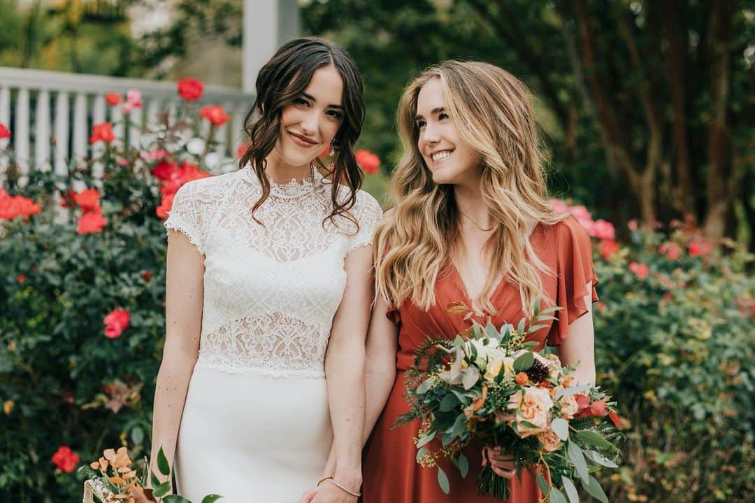 スペンサー・ロックのインスタグラム：「If you know me, you know how much I love my sister. Happy birthday to my forever best friend and the most beautiful bride!! Seeing her marry her person this year was a true life highlight... so thankful to be on this ride together. You can’t escape me chels, not today, not ever. 👯‍♀️😚❤️」
