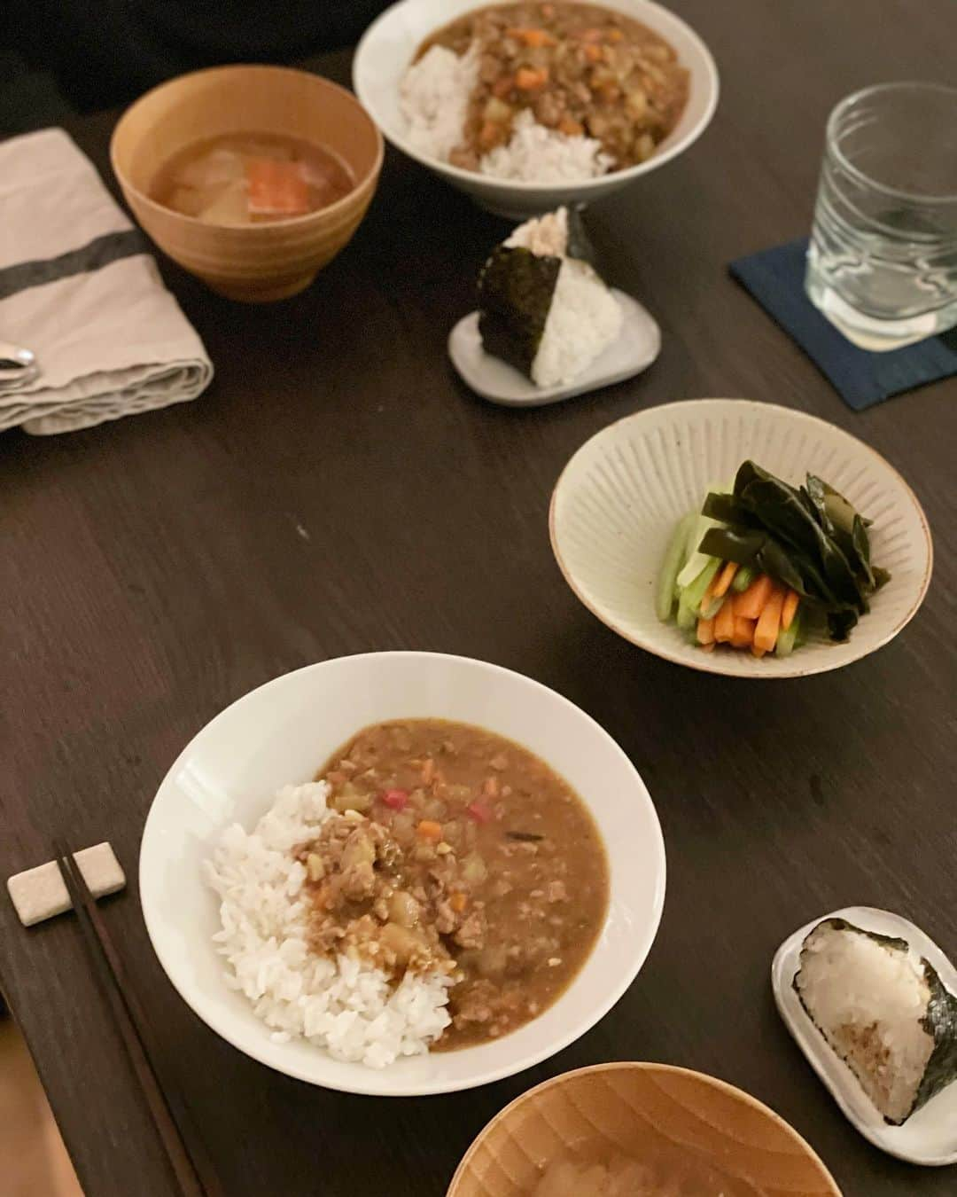 猫沢エミさんのインスタグラム写真 - (猫沢エミInstagram)「〝和食〟と言ったって、我々も毎日会席料理食べているわけじゃもちろんないから、ローカルな日々の和食としてカレーライスにお味噌汁っていう組み合わせを提案してみた。セロリとにんじんの昆布浅漬け付きで。  昨日、13区の中華スーパー・タンフレールで調達した豚の挽肉を使って、ねこしきのイギリス風貧乏キーマカレーっぽいのを作る。ウスターソースはトンカツソースで代用。干しプラムを4つばかり刻んだのと、無花果とはちみつのヨーグルトを2さじ入れたら味がまとまった。  彼、喜んだでしょうって？　ええ、そりゃもう。洋食域の和食は、だいたいどのメニューもフランス人は大抵どストライクです。  #猫沢飯　#ねこしき　#猫パリ　#猫沢エミのインターナショナル五十路ライフシフト  #猫沢エミリーパリへ行く  #猫パリ」3月10日 6時08分 - necozawaemi