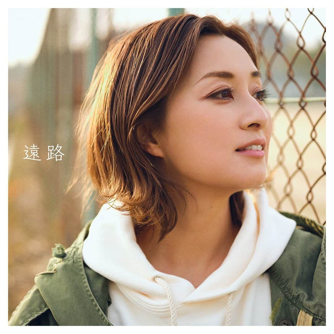 伴都美子のインスタグラム：「✔️ ⁡ ジャケ完成しました✨ ⁡ 久しぶりのソロ新曲「遠路」は 4月1日(金)配信スタート♪ どうぞよろしく！ ⁡  そして､ 特番ラジオのお知らせ📻 𝖿𝗆熊本 スペシャルプログラム 「伴 都美子のボンボヤージュ」は 3月13日(日)19:00〜19:55です！ ⁡ ⁡新曲も聴けます。 久しぶりの一人喋り｡ 共に楽しみましょう。  よかったらお聴きください😀  ⁡  ⁡ #🎙  #伴都美子  #doasinfinity  #新曲 #遠路  #𝖿𝗆 #kumamoto  #一夜限り #𝗋𝖺𝖽𝗂𝗈  #radikoプレミアム」