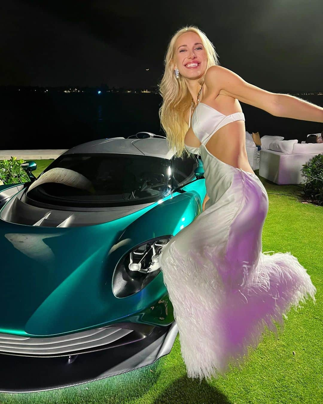 マリア・ドロシナのインスタグラム：「Such an incredible night supporting a great cause. @Amfar raises awareness and funds HIV/AIDS research ❤️ @astonmartinlagonda #amfarpalmbeach #amfar2022 #astonmartin」