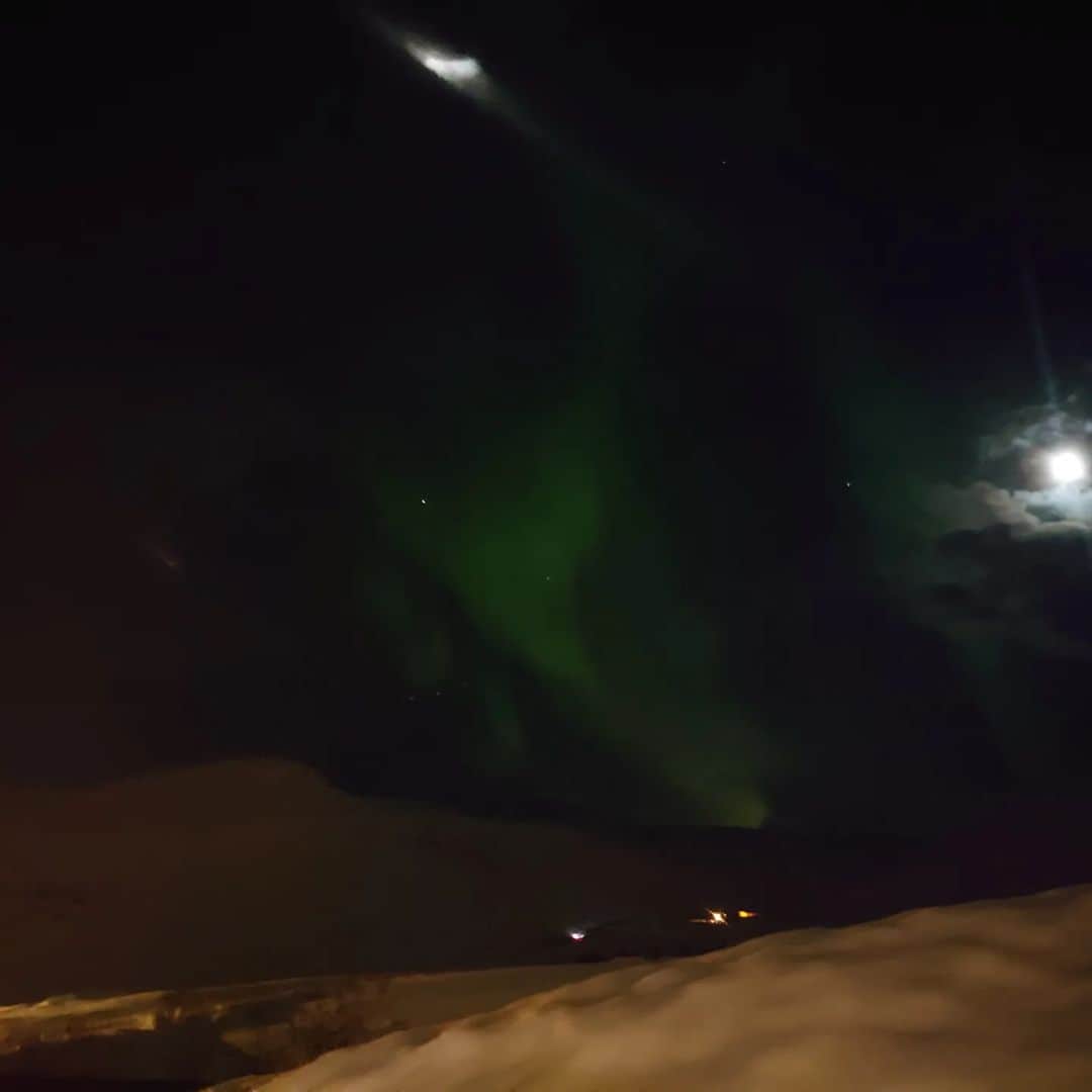 笠原謙哉さんのインスタグラム写真 - (笠原謙哉Instagram)「みなさん 春の足音が聞こえてくる頃でしょうか。  こちらは相変わらずの降雪量ですが、晴れの日や月が見える日が増えてきています。  そして昨日ついに"月明かりのノーザンライト"が見えてアイスランドなりの春に近づいてるなと感じるこの頃です。  シーズンは残り5試合です。  チャレンジを続けます。」3月10日 7時55分 - kenya_kasahara_handball