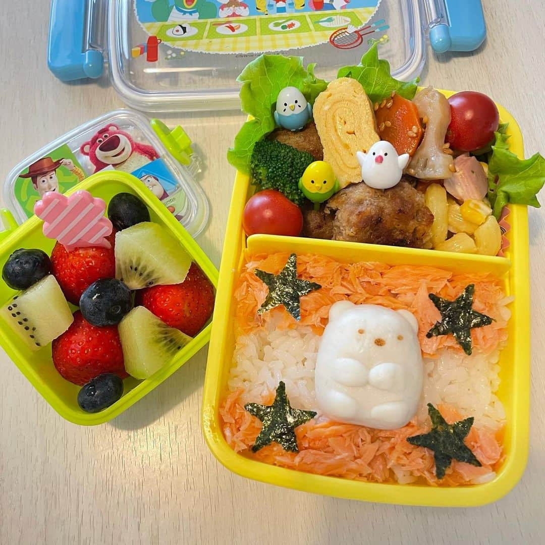 桜井奈々のインスタグラム：「年少さんラストお弁当🍱  ４歳とは思えぬ量のお弁当作り🤣 おもしろかった！笑  4月からさらに増量か？🤣  #お弁当#お弁当おかず #bento  #lunchbox #幼稚園お弁当 #幼稚園お弁当記録 #４歳#男の子」