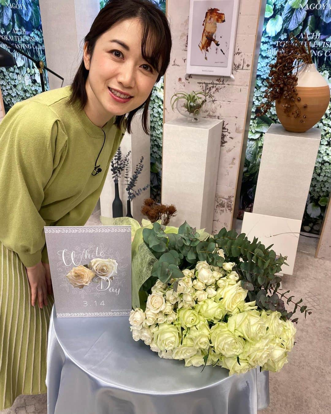 のインスタグラム：「⁡ ホワイトデーのお返しに おすすめの花を紹介しました🎁 ⁡ 詳しくはまた動画で配信します！ ⁡ 衣装がバラと同じ色合いだったのでぱしゃり📷 ⁡ ⁡ ⁡ #花スタグラム #flowers #アモールサベル #バラ #ローズ #東海テレビ #アナウンサー #上山真未 ⁡ ⁡」