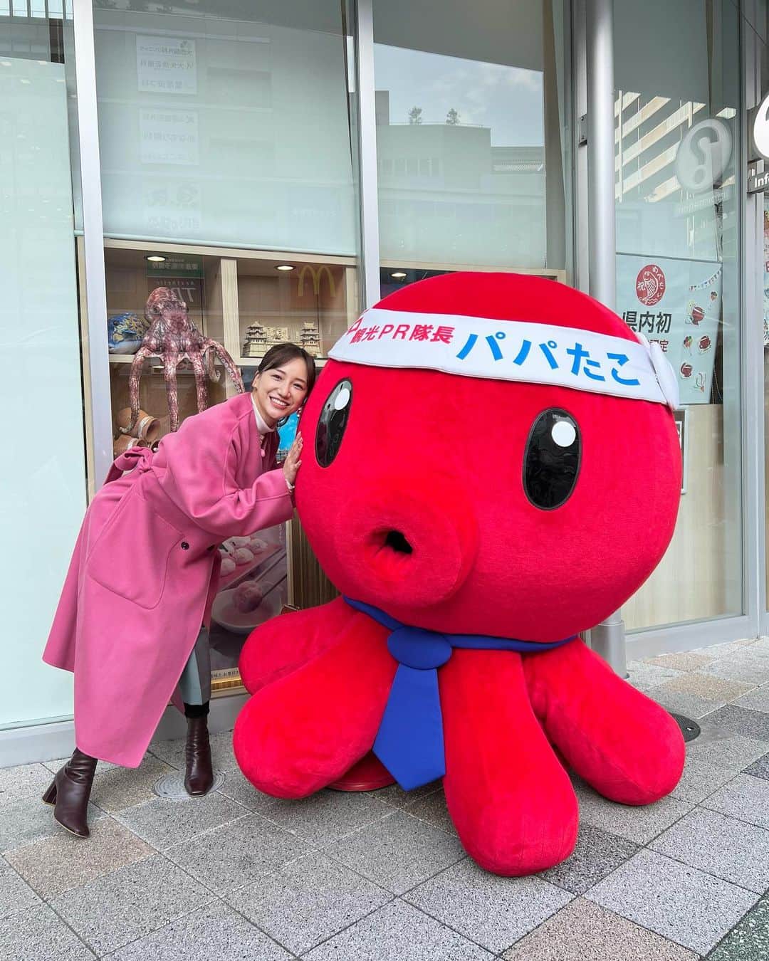 森川侑美のインスタグラム：「<テレビ>KBS京都 明日12:53〜14:25 きらきん！の番組内にて 明石観光のレポーターさせて頂きました🐙❤︎ 明石PR隊長のパパたことの2ショット画力がすごい😂❣️  私も10年ぶりに明石へ訪れましたが再開発が進んで 街の様子がガラリと変わっているのに驚きました😳😳  商店街の食べ歩きも美味しかったな〜🤤💕 お時間合いましたら是非観て頂けると嬉しいです🎣☺️ VTRは13:30以降頃の予定のようです☺️  #KBS京都#京都テレビ#レポーター #明石観光#明石メルマート#パパたこ#🐙」