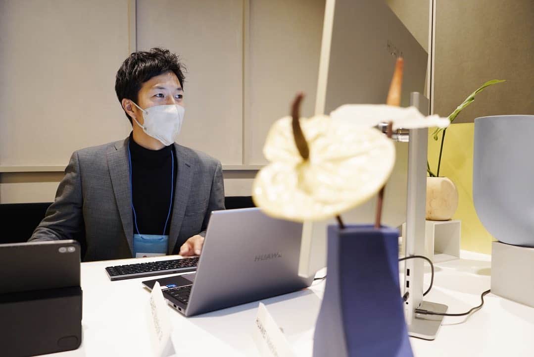 半田悠人のインスタグラム：「ファーウェイ・ジャパンの新製品イベントに参加してきました。 @huaweimobilejapan   画質が綺麗で、カメラが物理的に収納できるのが革新的でした。オンライン打合せにはもってこいです。筐体自体はシンプルで薄く、特に気に入ったのはディスプレイのHUAWEI MateView 28 Standard Editionで、これはだいぶ良いです。 #matebook #matefamily #smartoffice #ノートパソコン #新生活 #pr」