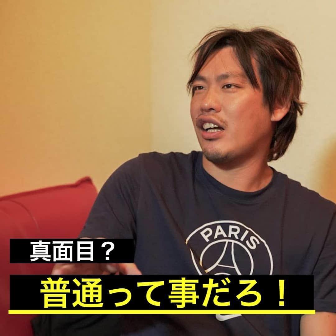 箕輪厚介 　公式のインスタグラム：「みんなと同じが一番だと思ってないか？ 評価が下がりはしないが上がる事もないぞ！  脱線を恐れるな！ 量産型から脱却しろ！  出典：箕輪厚介（2018） 『死ぬこと以外かすり傷』マガジンハウス 「誰も行かない未開を行け」より  写真提供: 松村 拓実(@tackmin0951)  テキスト：サボ  #熱狂 #地道 #箕輪編集室 #死ぬこと以外かすり傷 #本物 #箕輪厚介 #newspicks #ビジネス書 #自己啓発 #やりたいことをやる #働き方 #進化 #オンラインサロン #就活 #意識高い系 #今日の名言 #サラリーマン #夢を叶える #挑戦 #仕事 #転職 #生き方 #行動 #変化 #会社員 #夢中 #言葉の力 #チャンス #自分らしく生きる #人生一度きり」