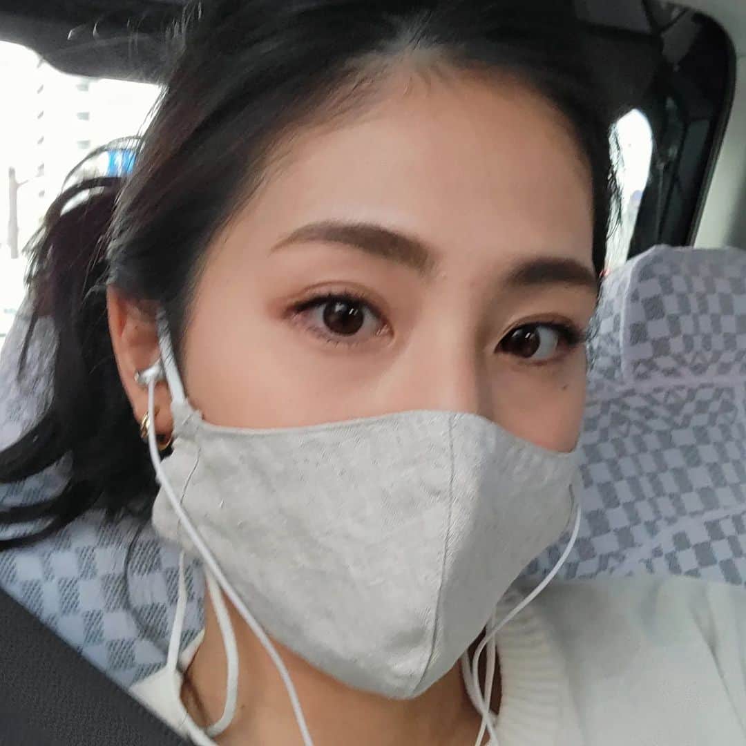 本仮屋リイナのインスタグラム：「姉の体調をご心配いただき、私も温かいコメントやメッセージをたくさん受け取らせていただきました🌸  ありがとうございます😊  そんな姉  @yuika_motokariya_official のYouTubeが、 今日19時にアップされました💻️ (2021年に撮影したものです。)  待っててくださった方、ありがとうございます✨  久しぶりのユイカのラジオ、ぜひお楽しみください🎈  写真は、 綺麗にメイクしてもらったのが嬉しくて、自撮りして夫に「盛れてない？💄✨」と送ったら、「マスクで顔が半分隠れてるからな😏」と言われたときものです👽️  #編集マンになりきリイナ #本当は夫の手伝い程度 #YouTube #本仮屋ユイカ」