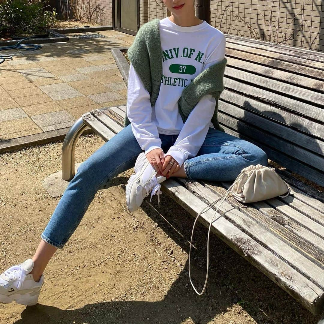 Nagiさんのインスタグラム写真 - (NagiInstagram)「グリーングリーン💚  ロゴTとデニム シンプル✨  グリーンロゴが可愛いい @angie_vintage_official のロゴT zozotown で1000円クーポンでていますよ✔️  🐯のロゴTも可愛いかったょ🥰  tops. #angie #angie_vintage  bottom. #moussy  bag. #bottegaveneta  shoes. #adidas   . . #today#code#ootd#outfit#fashion#angie_ootd#今日の服#コーデ#ファッション#シンプル#シンプルコーデ#カジュアル#大人カジュアル#ロゴt#デニム#スニーカー」3月10日 19時11分 - nagina001