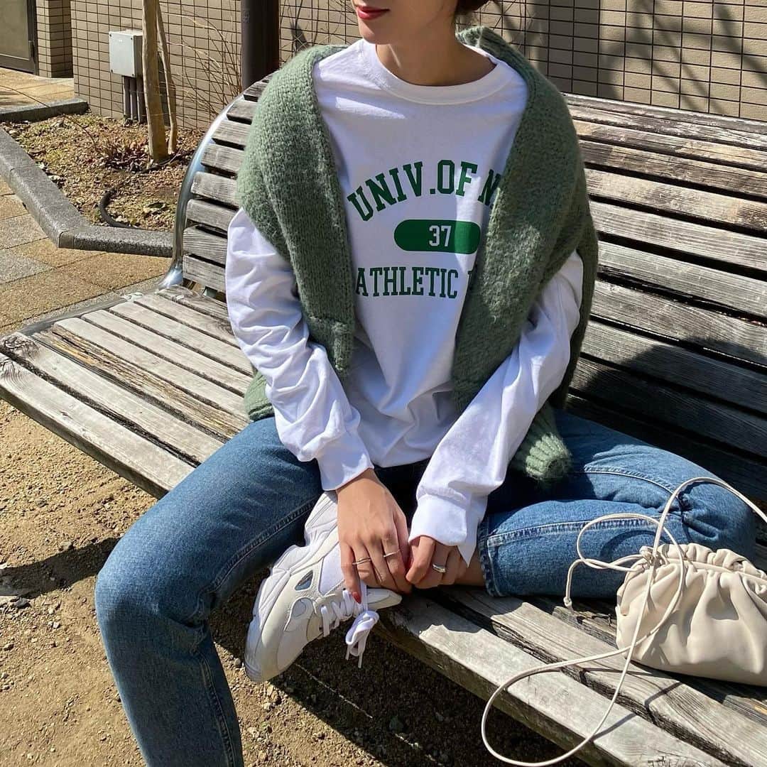 のインスタグラム：「グリーングリーン💚  ロゴTとデニム シンプル✨  グリーンロゴが可愛いい @angie_vintage_official のロゴT zozotown で1000円クーポンでていますよ✔️  🐯のロゴTも可愛いかったょ🥰  tops. #angie #angie_vintage  bottom. #moussy  bag. #bottegaveneta  shoes. #adidas   . . #today#code#ootd#outfit#fashion#angie_ootd#今日の服#コーデ#ファッション#シンプル#シンプルコーデ#カジュアル#大人カジュアル#ロゴt#デニム#スニーカー」