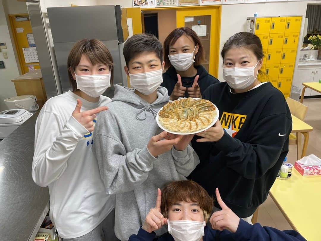 林咲希のインスタグラム：「味の素冷凍食品『アスリート餃子』 皮が米粉にしてあったり、 ニンニク不使用などアスリート のことを考えて作られた餃子🥟😳 身体を気遣って生活してる アスリートにとってこの ような食品が出るの は嬉しく思います！！ 　　　　　　　　　　　　　　　　　　　　　　 健康的な味がしました😆 食べた後口の中に餃子の 感じが残らないような 感覚だったので、その後 スポーツしても絶対に 気にならないと思いましたし、 身体にとって良いエネルギー に変わるのは嬉しいですね😳 　　　　　　　　　　　　　　　　　　　　　 餃包の水餃子の方は大きくて食べ応え ありましたー☺️✨ 熱々で食べるの美味しかった❤️  @gyopao  @ante_cafe  #PR #ForATHLETEギョーザ #味の素冷凍食品水餃子コラボ #餃包 #アンテカフェ  ＊最後の写真目瞑りかけてる笑 後ろ二人かわいいのよ👶👶」