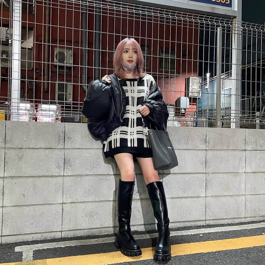 加藤愛永のインスタグラム：「最近女っぽい格好するのブーム🥳 . オーバーニットとロングブーツ合わせ 可愛いねえ❗️してる🥳 . せっかく外出て写真撮ってもいつも夜🥳 @grl_official  . . #code #grl #グレイル #プチプラコーデ #低身長コーデ #ウルフカット #ハイトーンカラー #ハイトーン #1枚目どこ見てるんだろう」