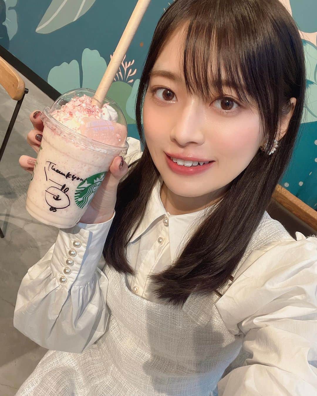 藤田いろはのインスタグラム：「スタバの新作美味しかった🌸✨ メッセージとかイラストとか描いてあるとめっちゃテンション上がる うさぎかわいい〜🤤💕」
