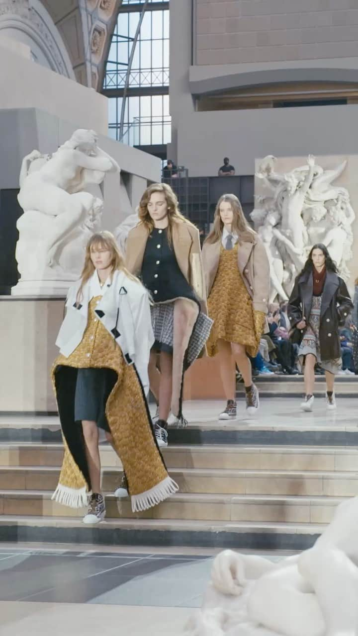 ニコラ・ジェスキエールのインスタグラム：「#LVFW22  Teen spirit. @NicolasGhesquiere’s latest #LouisVuitton collection is dedicated to youth and the desire to distinguish oneself through style. Watch the full show via link in bio.  Music by @koudlam」