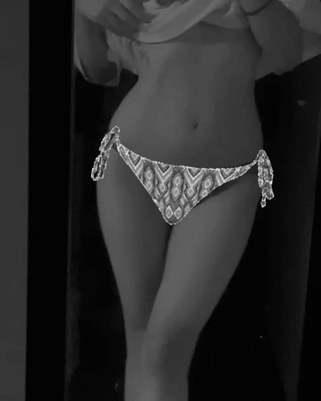 五月のインスタグラム：「👙」