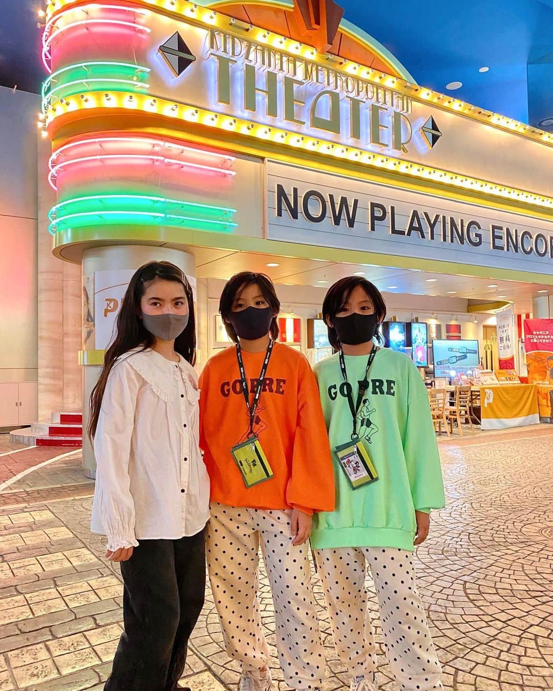 のインスタグラム：「♡ 先日 @_miho_7 ちゃん親子と キッザニアへ♡ 3人とも楽しんでたなぁ！ これくらいの年齢になると 制服着て可愛い〜！は一切無くて(失礼)リアルに世の中のいろんな職業を知り体験出来てすごく良かったです！こういう仕事してみたいなぁというきっかけになる良い時間でした！ ♡ #キッザニア#双子#小学生男子」
