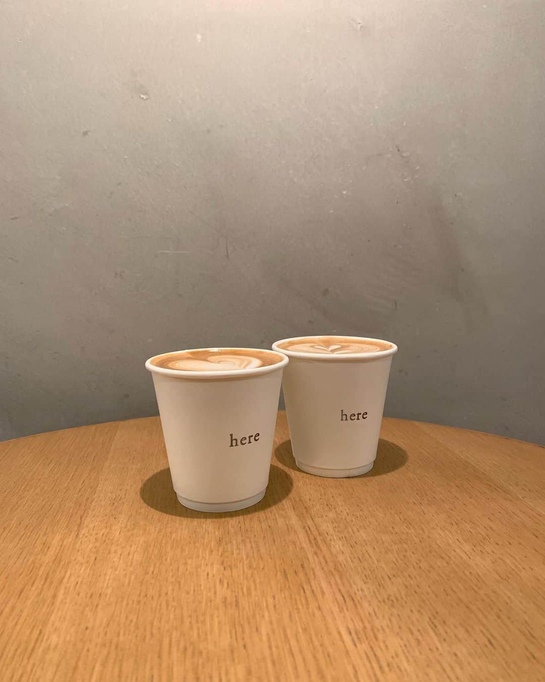 上野なつひのインスタグラム：「ちょっと前の写真ですが久々にノンちゃん (@nozomi_takiguchi )に逢いに立ち寄り🌸 『here』やっとこれた♡︎ こうやって旅の中で久々に会いたい人に会えるのって思い出旅色が増えていいね♡︎  相変わらずの笑顔と優しいラテが歩き疲れた私を癒してくれました☕️  #Coffee #latte  #herekyoto」