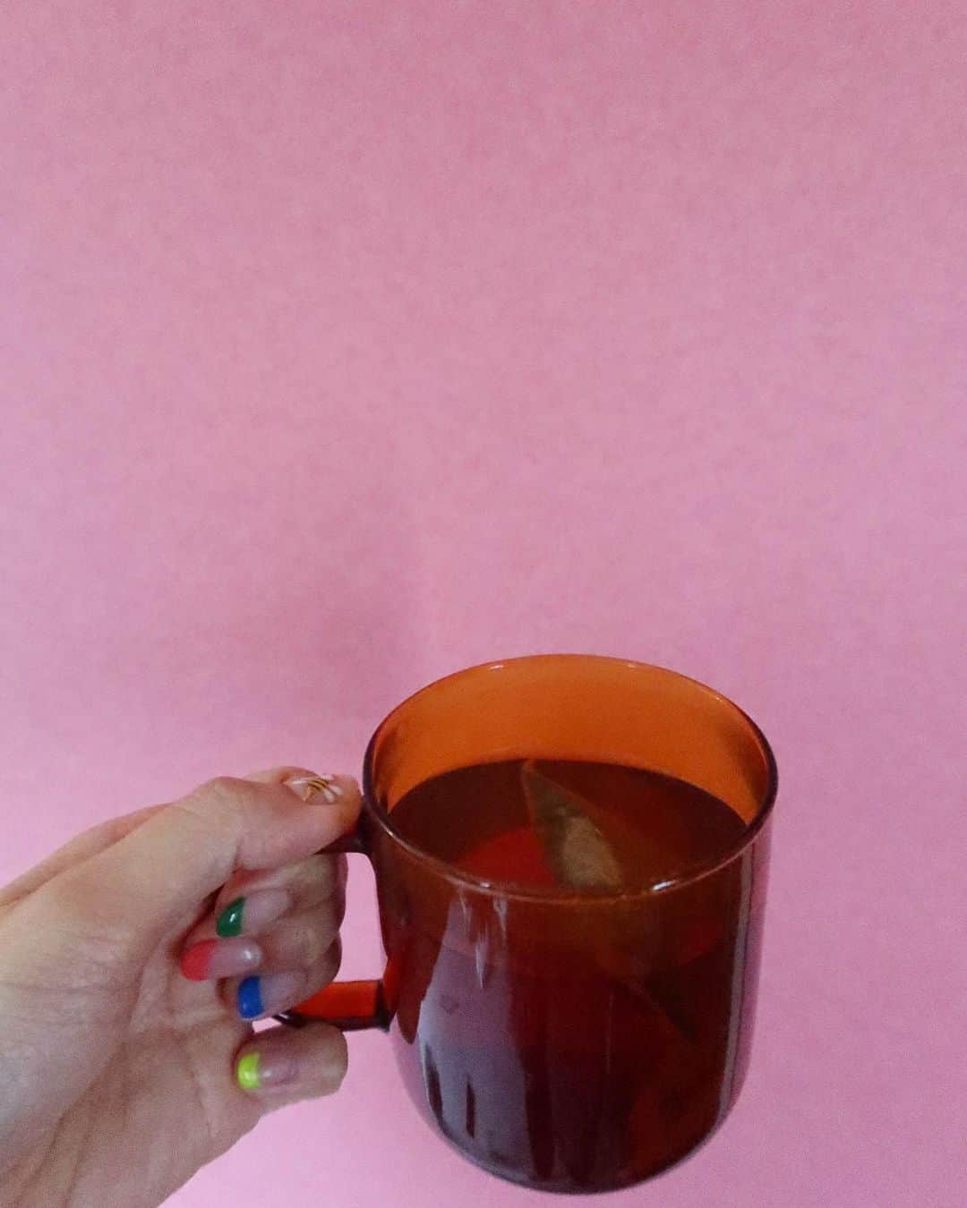 Mai Wakimizuのインスタグラム：「サボってたらすぐ出る体の不具合。笑 今朝はデルールからスタート♡浮腫みやお通じが解消される魔法のデトックスティー。本当、この子には頭上がりません。笑 詳しくは千春先生 @chiharudoiのトップページをcheck!!  #デルール」