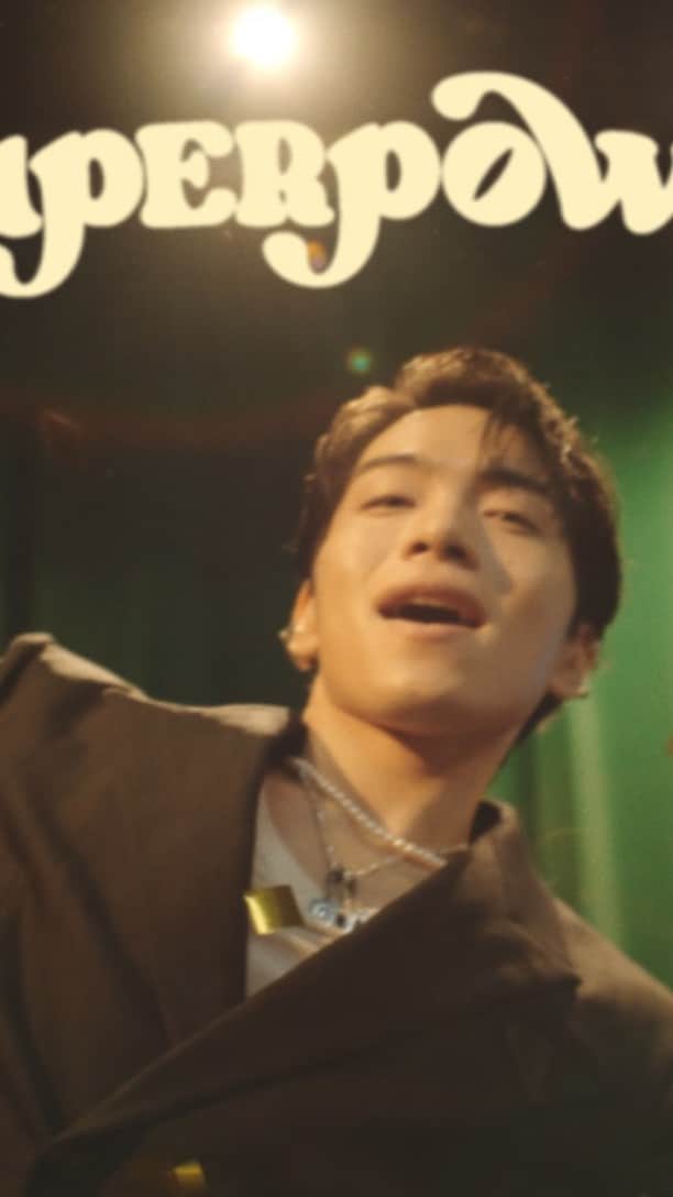 のインスタグラム：「SIRUP × JAMESON @jameson.japan のコラボで生まれた新曲「Superpower」のMV公開🍾🍾  人と人が繋がることやコミュニケーションを楽しめる場所や、お酒を酌み交わせる場所が 自分にとってどんだけエネルギーをもらえていたのか、再確認したこの2年。  今回のコラボではそんな日常を思い出したり、これからまたそうなっていく未来を想像してA.G.Oと一緒に曲を作りました🚀  お酒を飲める人はJAMESONを飲みながら、爆踊りして 飲めない人もこの曲を聴いてSuperpowerを感じ取ってくれたら嬉しい🔥🔥  パーティーなMVに出演してくれたバンドメンバーと友達、チームのみんな、 そしてJAMESONさんに大感謝🤝  Music video out now for my brand new collab track, SIRUP x JAMESON “Superpower” 🍾🍾  These past two years have made me reconsider how much human connection meant to me; communicating with people, and drinking and having fun together with my friends truly brings me energy and happiness to my life.   Through this collaboration with JAMESON, I thought about those carefree days of the past, and imagined a better future ahead of us where we could come together once again, and channeled that hope into a song with A.G.O.  I hope you get that superpower with a shot of JAMESON, or by dancing to this song 🔥🔥  Special thanks to my band members and friends who participated in the party scenes of my music video, and once again a huge thank you to JAMESON for this wonderful opportunity 🤝  ◆Music  Sound Produced by @agosoundtokyo Recorded & Mixed by @hirasome Mastered by @jlaportamasters English Lyrics and Pronunciation Supervision : Daniel Takeda  ◆Movie Staff  Director / Editor @masakebab Exective Producer : Seiya Suzuki (maxilla) Producer : DESUYANG / Suguru Sasaki  Cinematographer Ryosuke Sato (Skid) Lighting Director Michito Hokari  Art Designer Emi Kaneko  Stylist (SIRUP) / Styling Direction (Band) @stylist_teppei Stylist Assistant : Keisuke Morita Stylist (Band) @yrtto Hair (SIRUP / Band) @rr_takai_ Hair & Make (Band) Haruka Miyamoto (Band)  Band @rab_from_soulflex, @funky_soulflex, @kent_from_soulflex, @hisa1108, @atsushi__inoue, @shinsakiura_tokyo  Dancer : GORIKING (GO-RO), TARO (GO-RO), Riyako Murata, Pooh a.k.a. Yuma, Cimasho, Marimo Kanno Cast : A.G.O, Kentaro Okawara, Mao Nakatsu, MISATO, MATCHA, Ryosuke Hirose, SAYZ, Namichie, Mana Tamura, Yuta Susumu, Koto Mizusawa, Eka Kurotaki, Uisen, Karen Jitsuhara, Shunta Matsuda, Sena Suzuki, Taro Shimoda Suit Actor : Tetsuro Abo (maxilla)  Location : BANK30  Special thanks to JAMESON」
