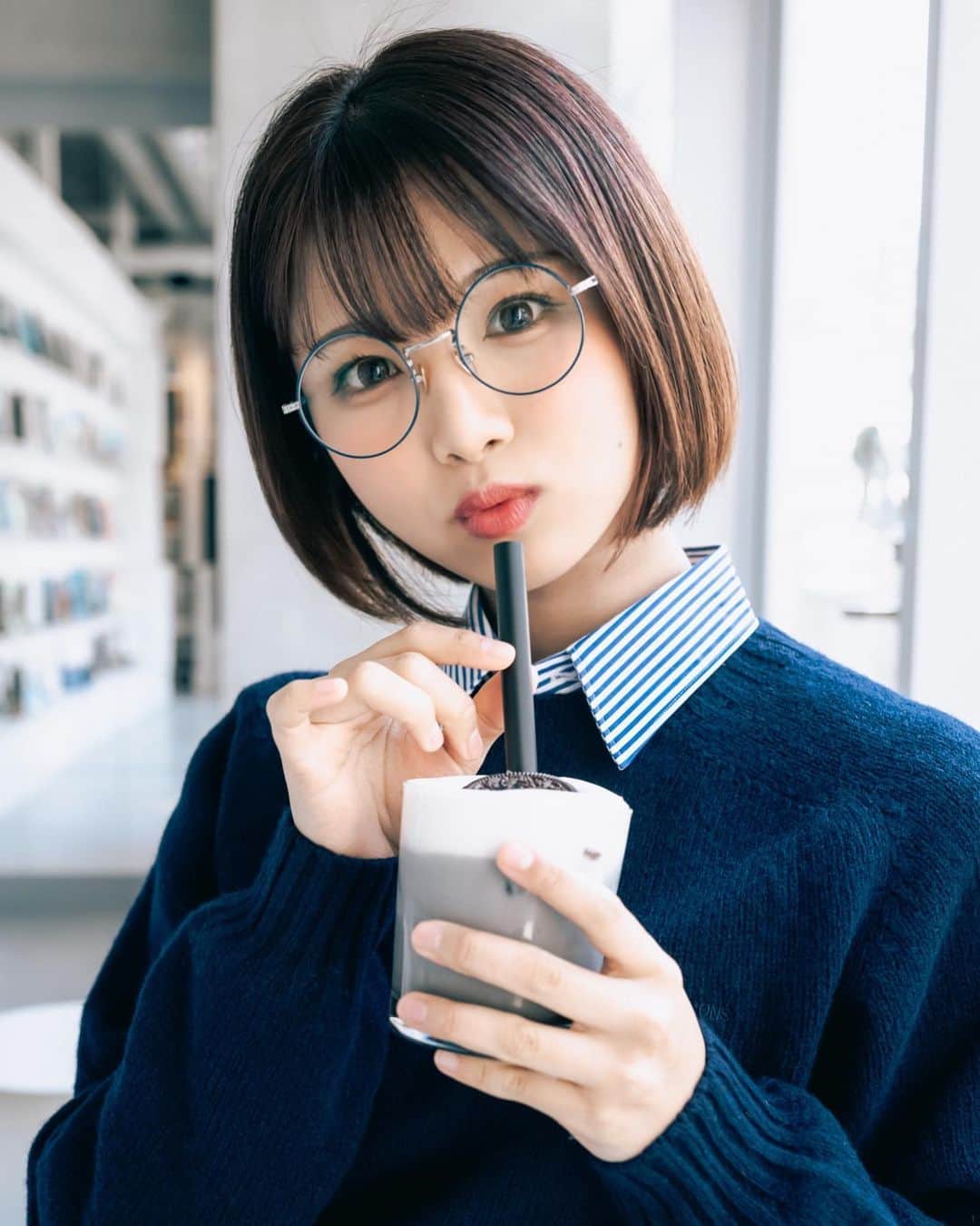 山本ゆうかのインスタグラム：「. メガネ👓 . .  #めがね女子 #眼鏡女子 #伊達メガネ #丸眼鏡 #心斎橋カフェ #bookandbedtokyo」