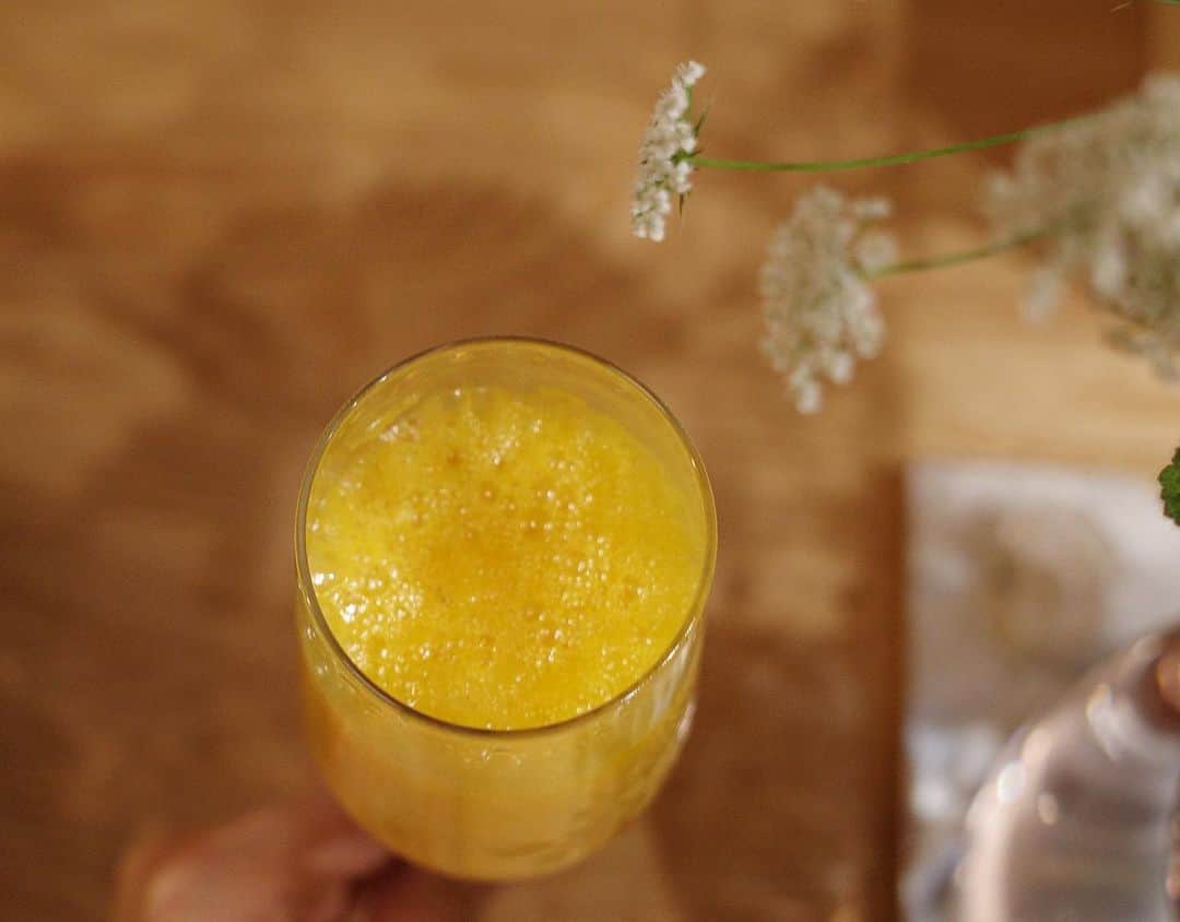 内山理名さんのインスタグラム写真 - (内山理名Instagram)「𓅯  お花の代わりにカクテルを..とフレッシュオレンジとシャンパンの美味しいミモザが🌱 1日遅れの#国際女性デー サプライズでした。」3月10日 12時01分 - rinauchiyama_official