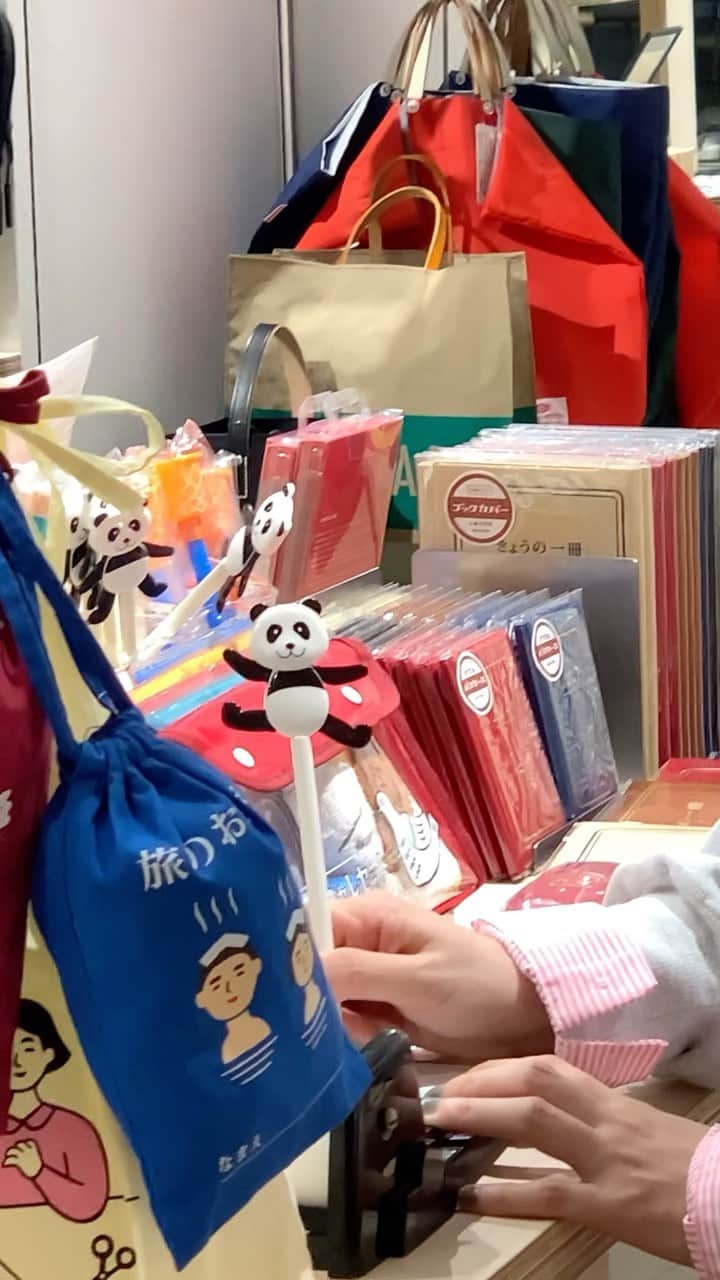 三戸なつめのインスタグラム：「@mdn_lifestyle 文房具連載✏️新しい記事がアップされました♡ 今回は渋谷の宮下パークにある@hightide_japan さんにお邪魔しました🐼 かわいくておちゃめな文具いっぱいです！ パンダボールペン🐼音楽合っててかわいいから最後まで見てね🐼🕺♪ #mito_natsume」