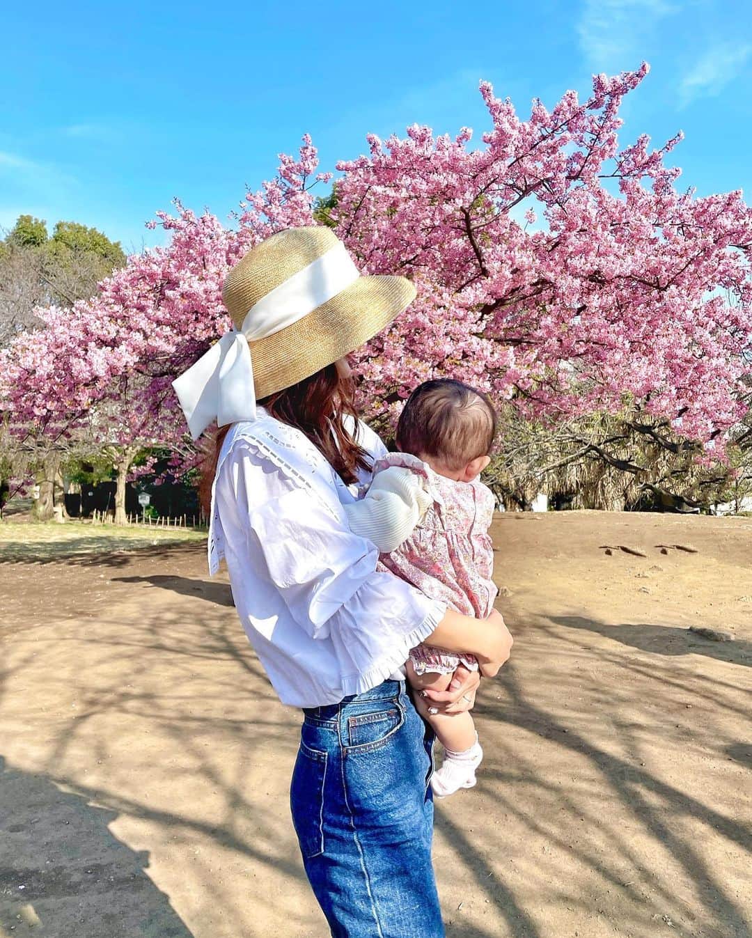 のインスタグラム：「🌸🌸🌸  西郷山公園の河津桜が満開だった〜🌸 お天気も良くてお散歩日和🤍 息子も娘も桜に興味津々でした✨ これからも綺麗なものをたくさん見ようね💕  リバティ柄が可愛い娘のお洋服は、 お義母さんがプレゼントしてくださった @bebe_reduction_official のもの💓  hat @chapeaud_o #chapeaudo  tops @apuweiser_official #apuweiserriche  denim @herlipto #herlipto  #coordinate#ootd#Japanese#japanesegirl#instafashion#rubi_fashion#新米ママ#東京ママ#오오티디#아웃핏#年子ママ#東京ママ#男の子ママ#女の子ママ#年子育児#年子ママ#年子兄妹#お花見#桜#河津桜#西郷山#西郷山公園」