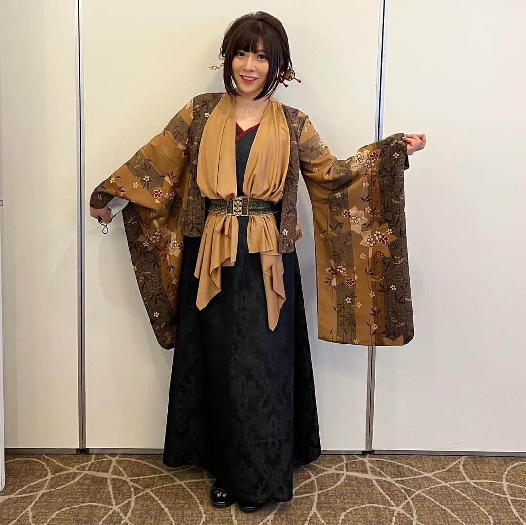 鈴華ゆう子のインスタグラム：「あまり和楽器バンドではやらないカラーを華風月ではチョイスしてみました。この茶色の着物、シックですよね。梅まつりに合わせて梅柄で新調しました。もちろん有伽さんが仕立ててくれましたよー！ 内側の着物は、黒と白を作りました。 とっても大人っぽくてお気に入りです。  #鈴華ゆう子  #華風月  #有伽  #和楽器バンド  #yukosuzuhana  #Wagakkiband  #hanafugetsu」