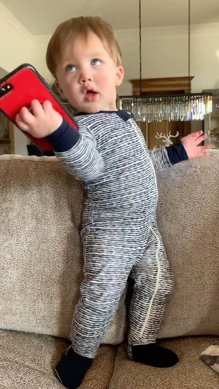 のインスタグラム：「A little throwback of Memphis for u guys. He knows how to drop it when he hears a jam!! 🔊」